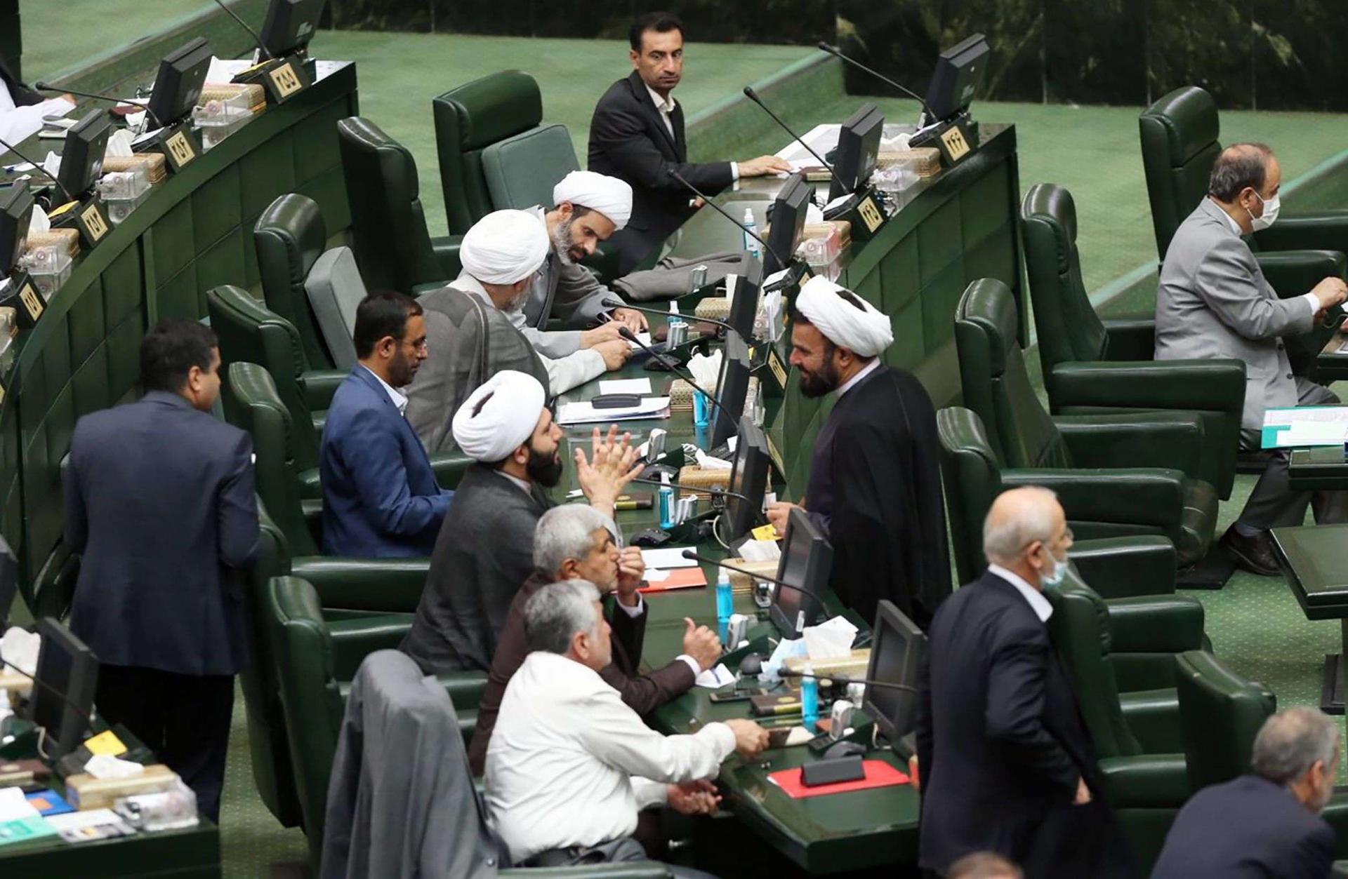 البرلمان الإيراني أقر قانونا ملزما لوقف العمل بالبروتوكول الإضافي وطرد مفتشي الوكالة في حال لم ترفع واشنطن العقوبات