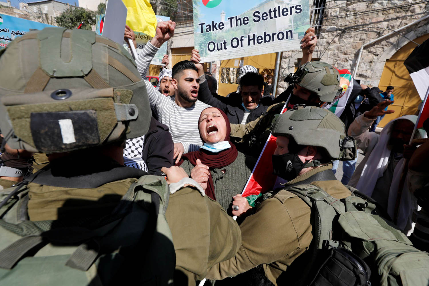 فلسطينية في تظاهرة تستذكر مجزرة الخليل