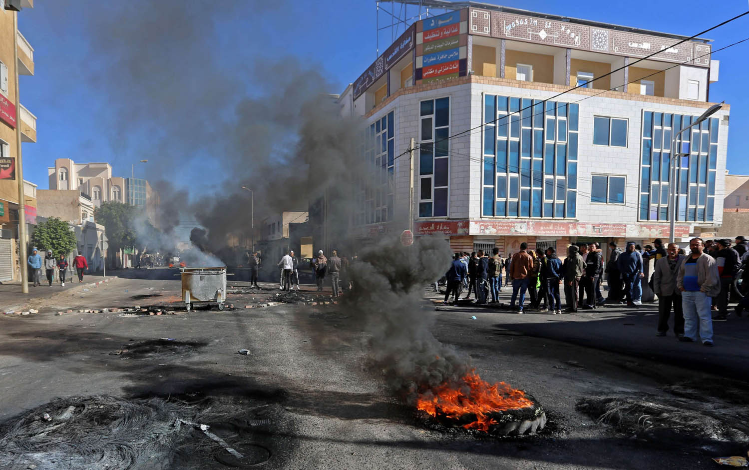 تونسيون يستخدمون إطارات محترقة لقطع الشوارع في تطاوين جنوب تونس
