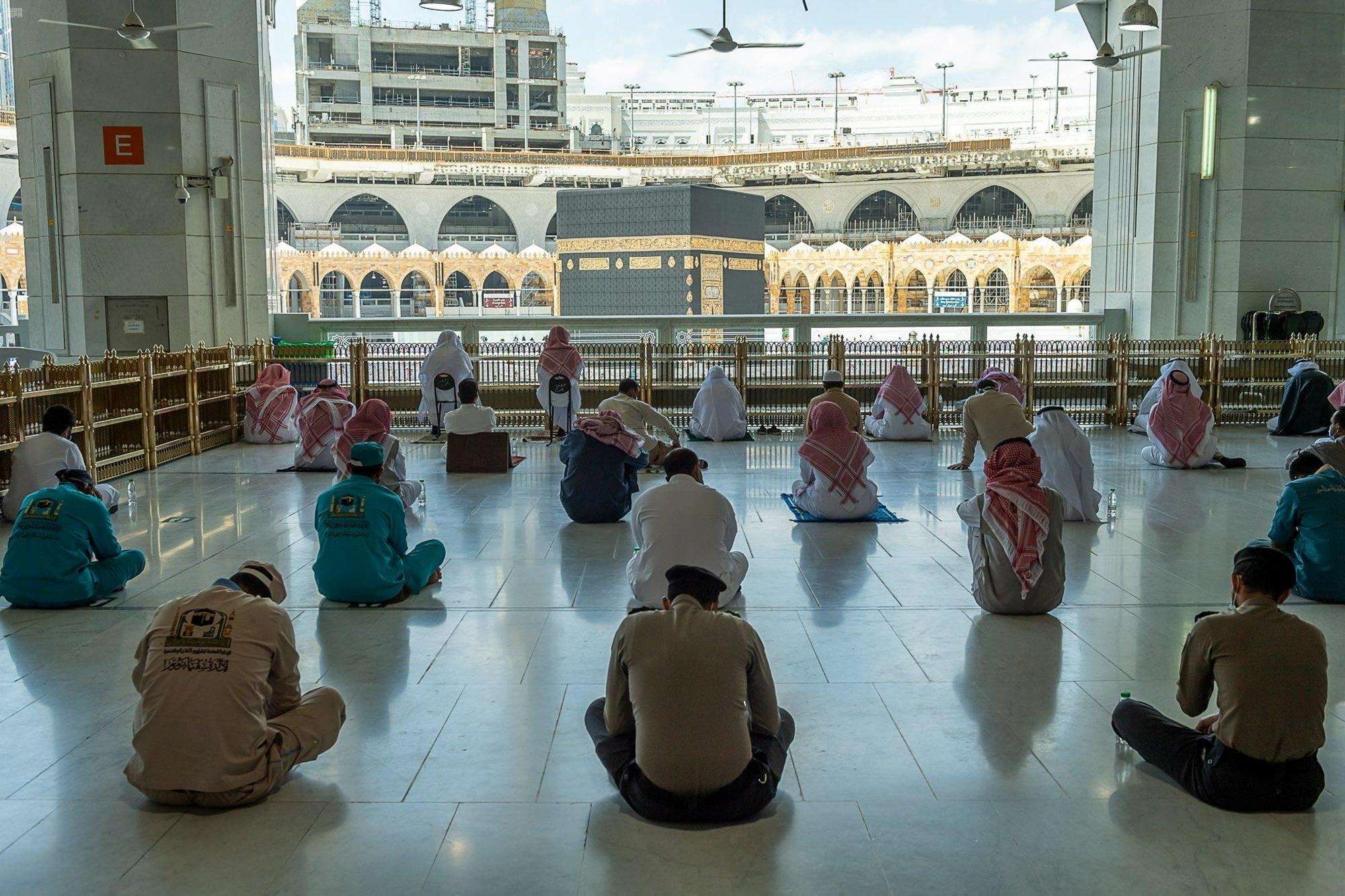 مصلون في المسجد الحرام في مكة المكرمة يحافظون على قواعد التباعد الجسدي 