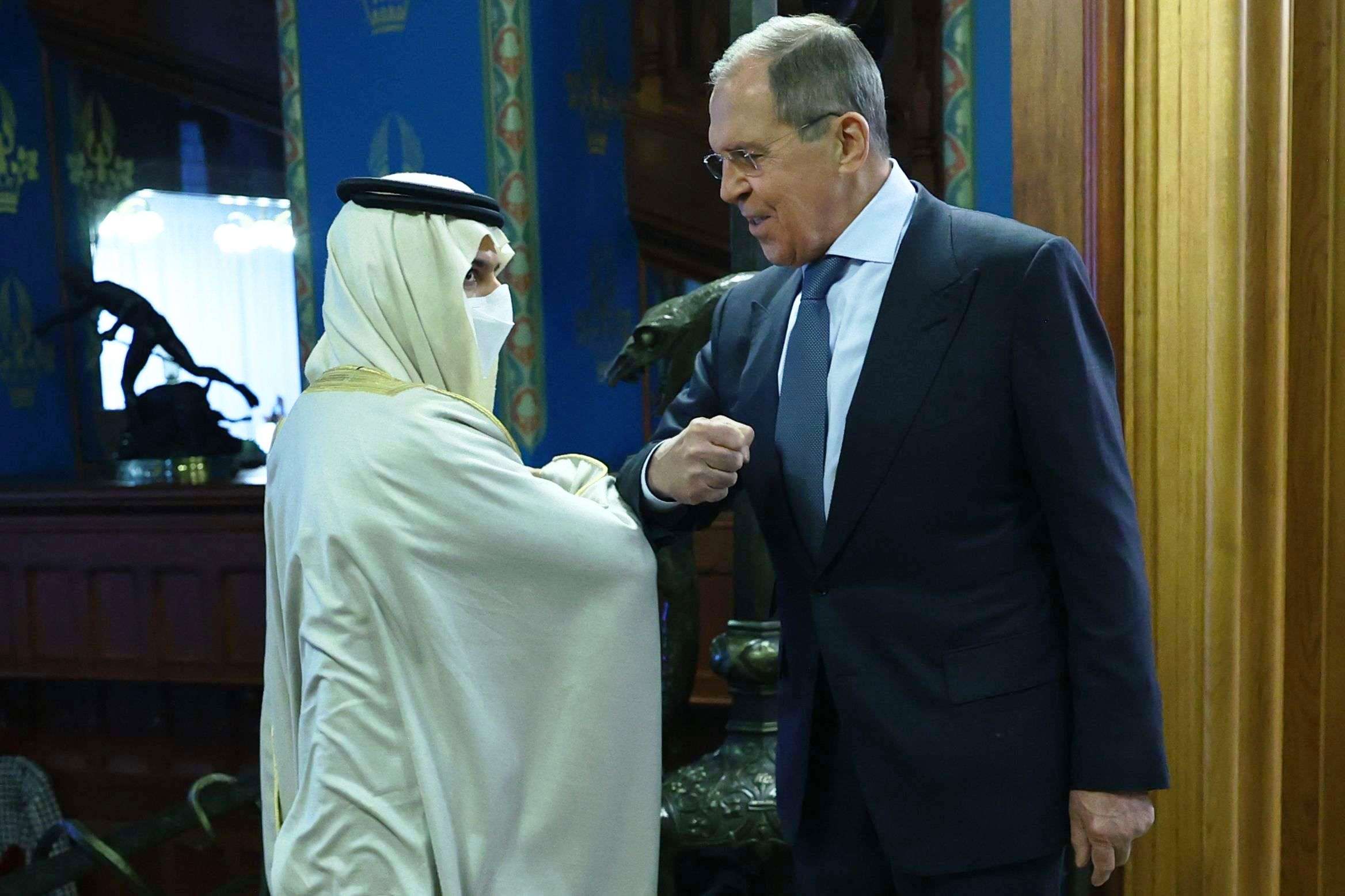 وزير الخارجية الروسي سيرجي لافروف (يمين) يلتقي نظيره السعودي الأمير فيصل بن فرحان