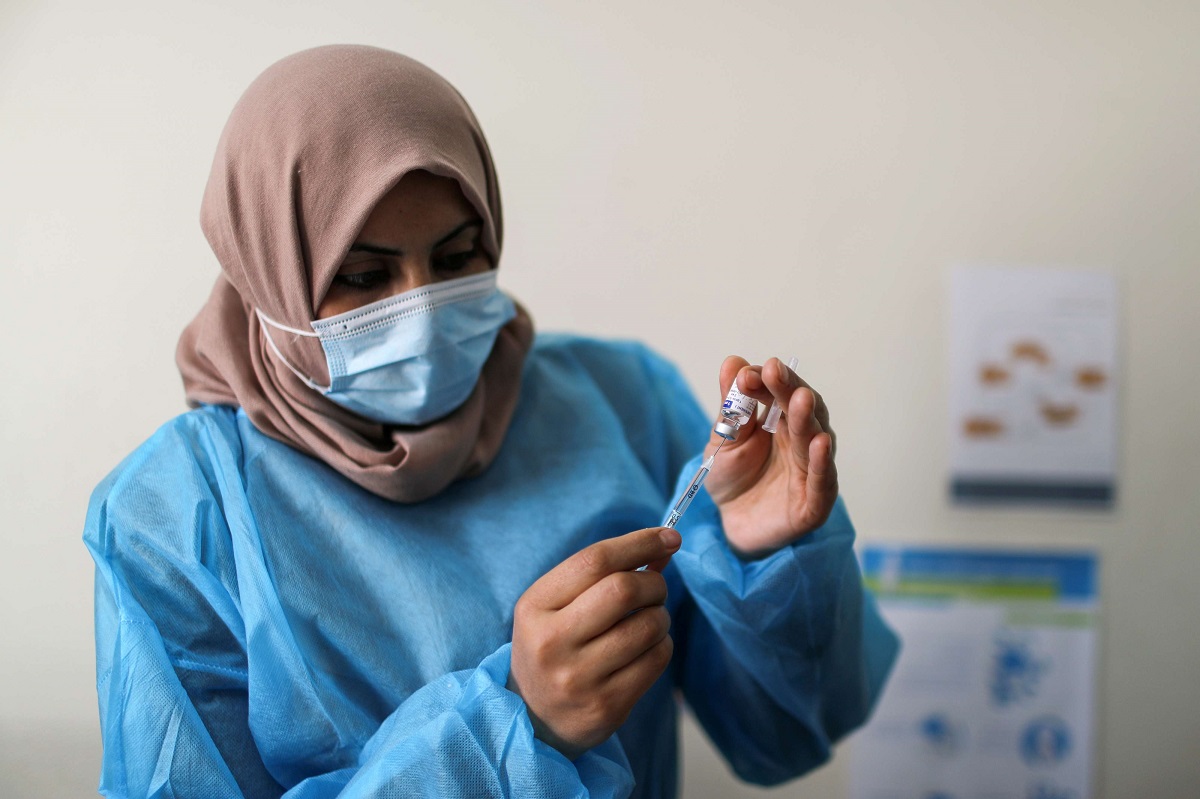 ممرضة تحضر حقنة من لقاح كورونا في غزة