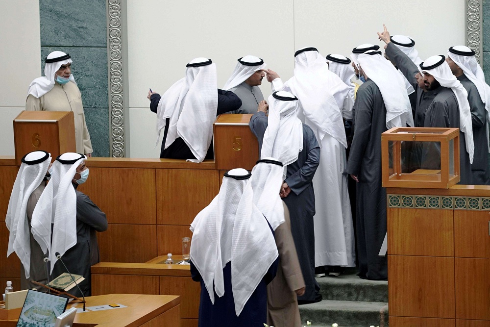 الكويت تكابد لتجاوز أزمات اقتصادية وسياسية