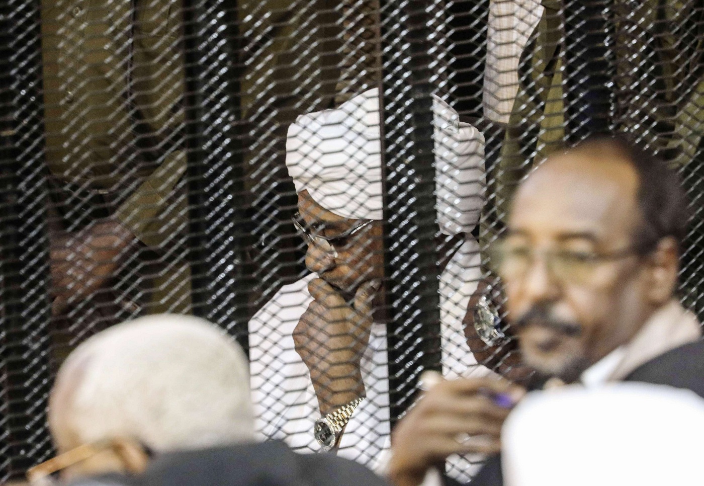 عمر البشير في قفص الاتهام خلال أحد جلسات محاكمته