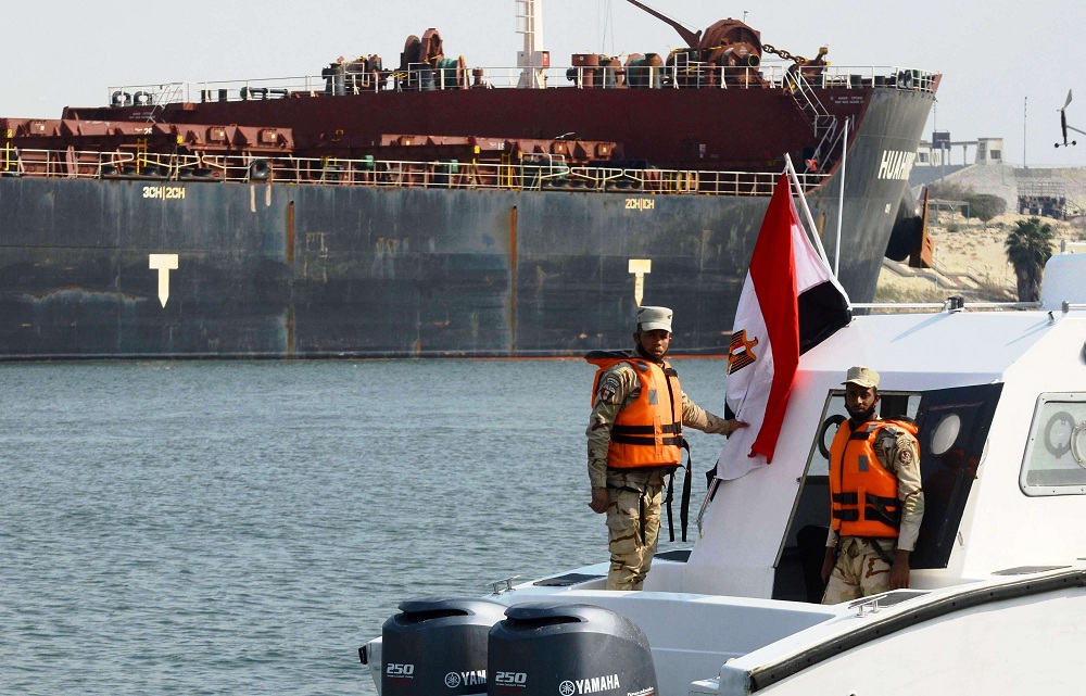 جهود مصرية لا تهدأ لإنهاء تكدس أكثر من 400 سفينة في قناة السويس
