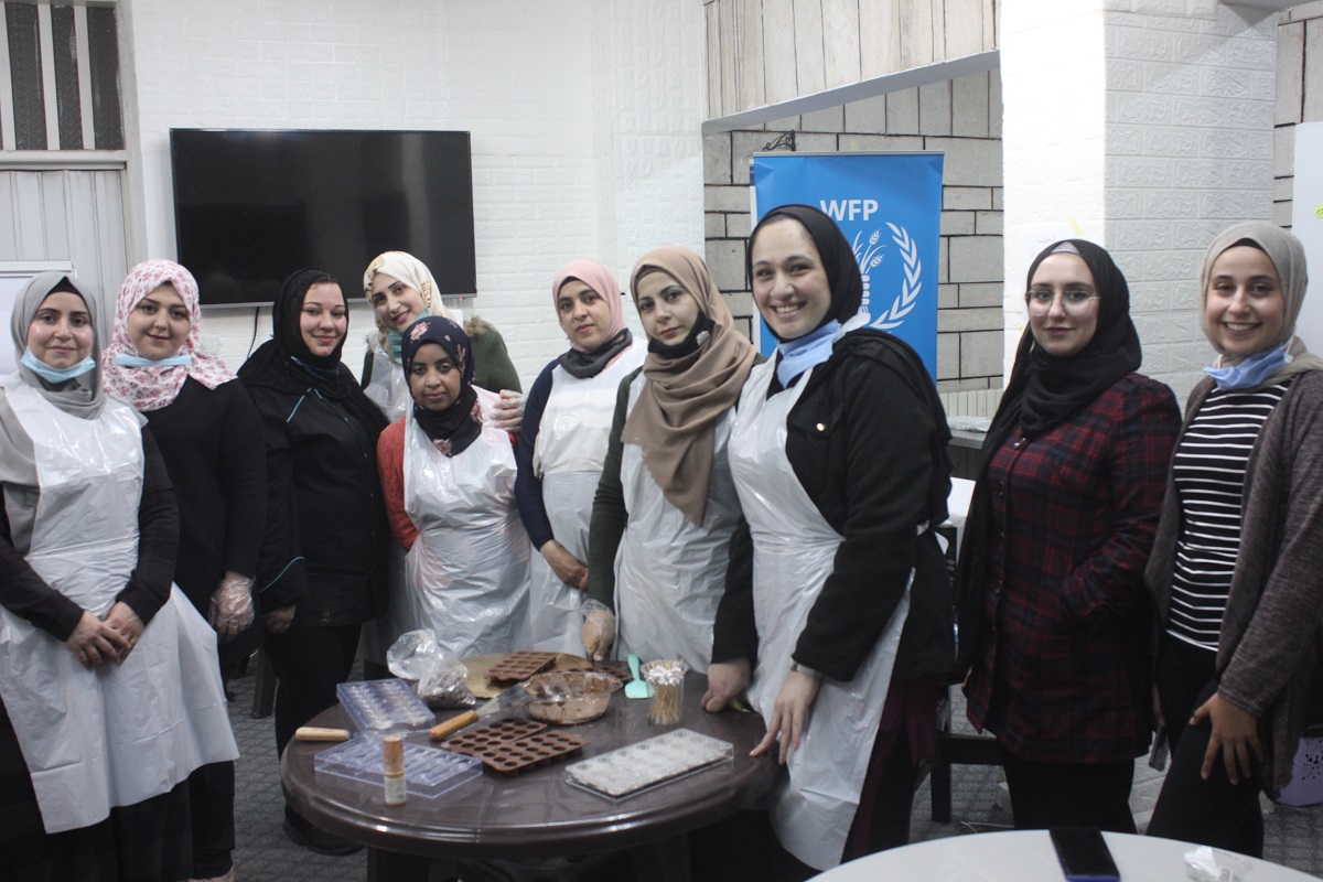 نساء اردنيات يعملن في صناعة الشوكولاتة