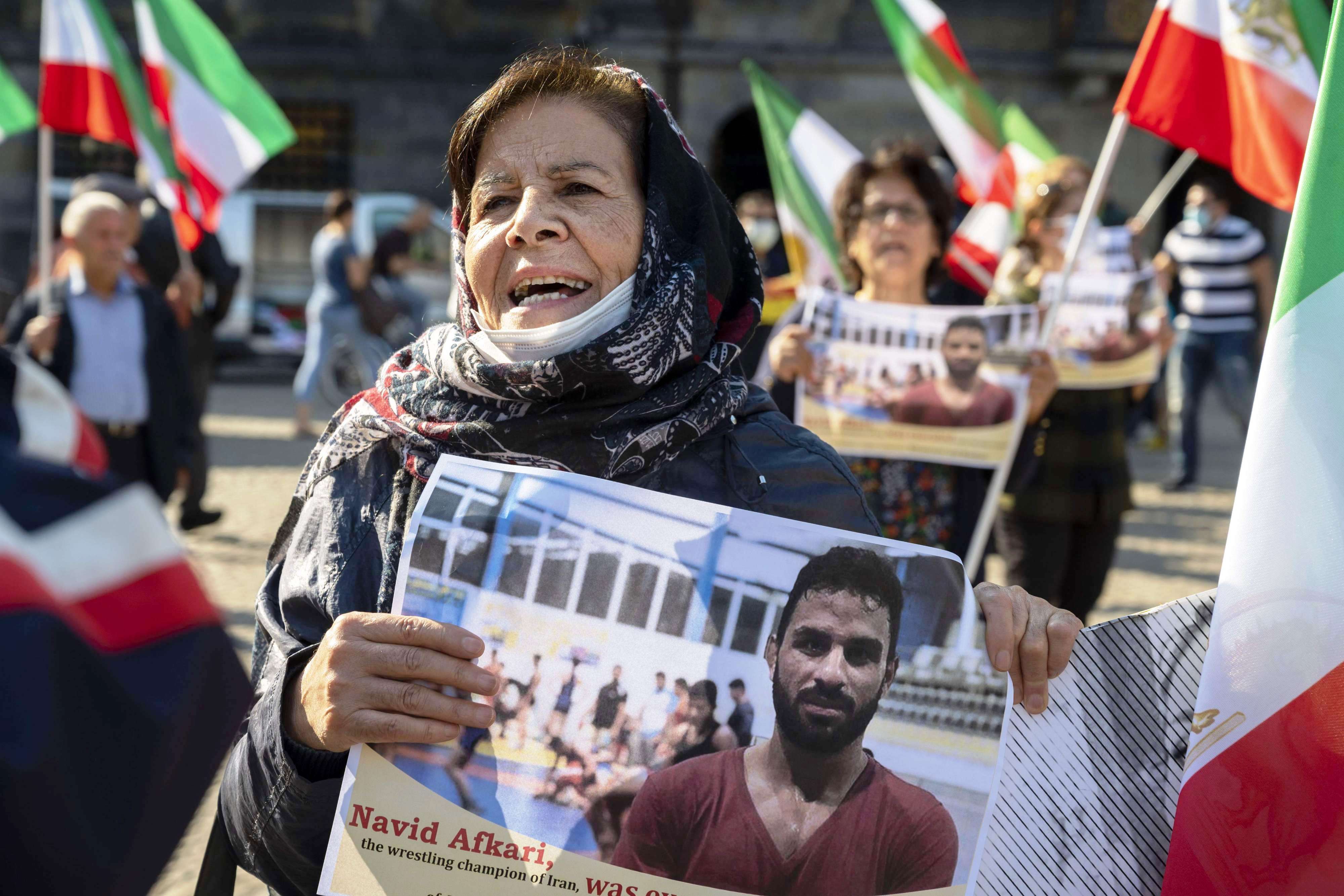 عائلات ضحايا القمع في إيران يطالبون برحيل النظام لإنهاء عقود من العذاب والجوع والبؤس