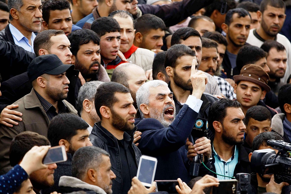 زعيم حركة حماس الإسلامية يحيى السنوار (وسط) يهتف بشعارات