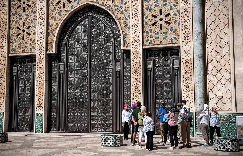 سياح يزورون مسجد الحسن الثاني الكبير في الدار البيضاء المغربية