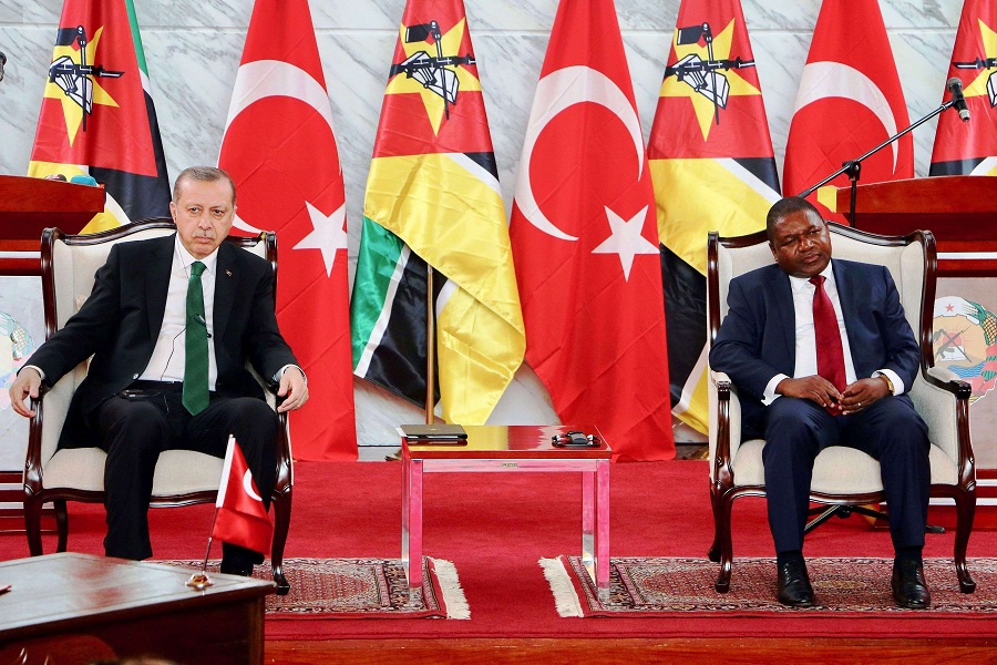 الرئيس الموزمبيقي فيليب نيوسي (يسار) والرئيس التركي رجب طيب أردوغان