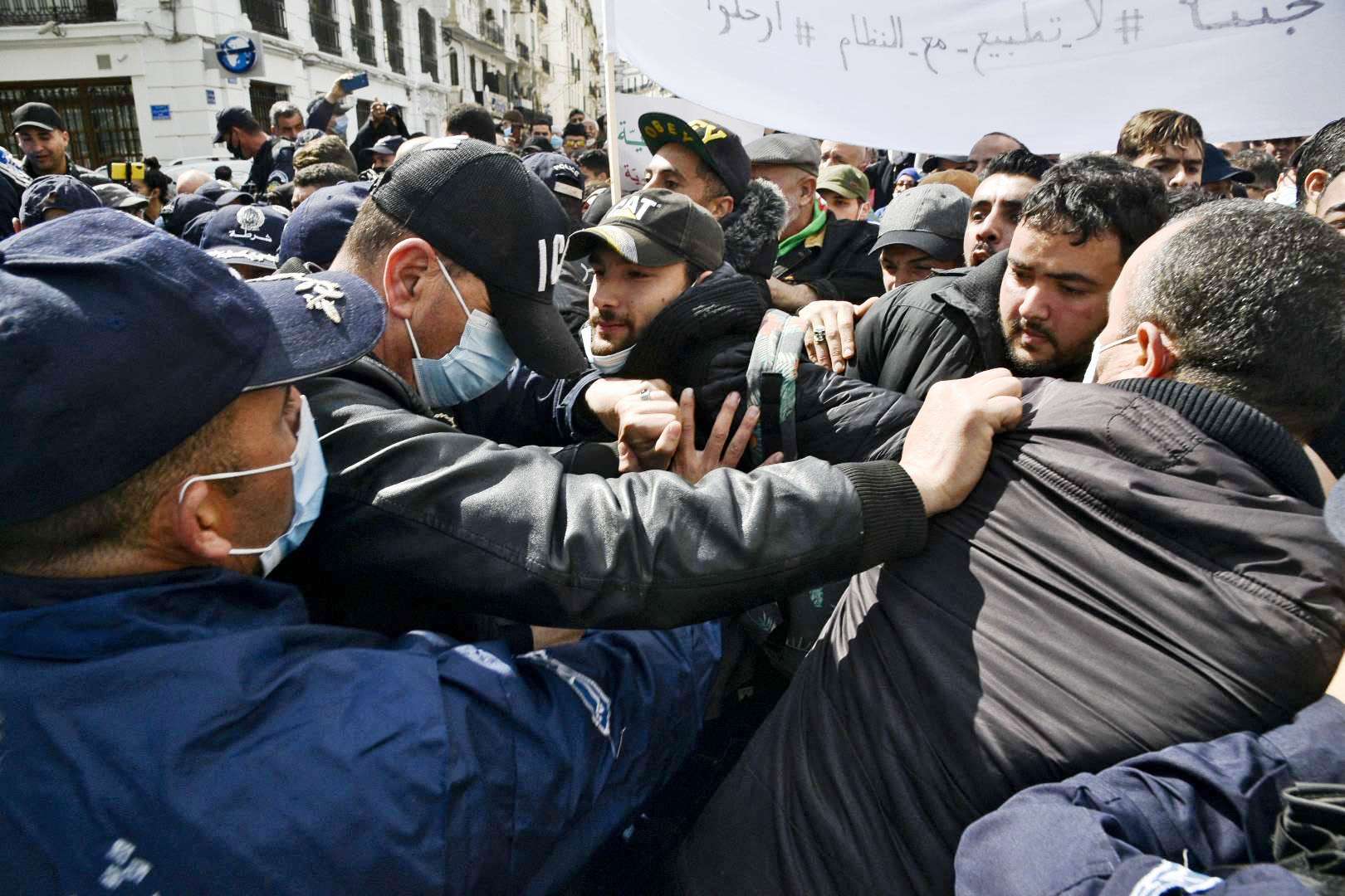 التغييرات الأمنية في الجزائر.. محاولة لاحتواء الحراك الشعبي