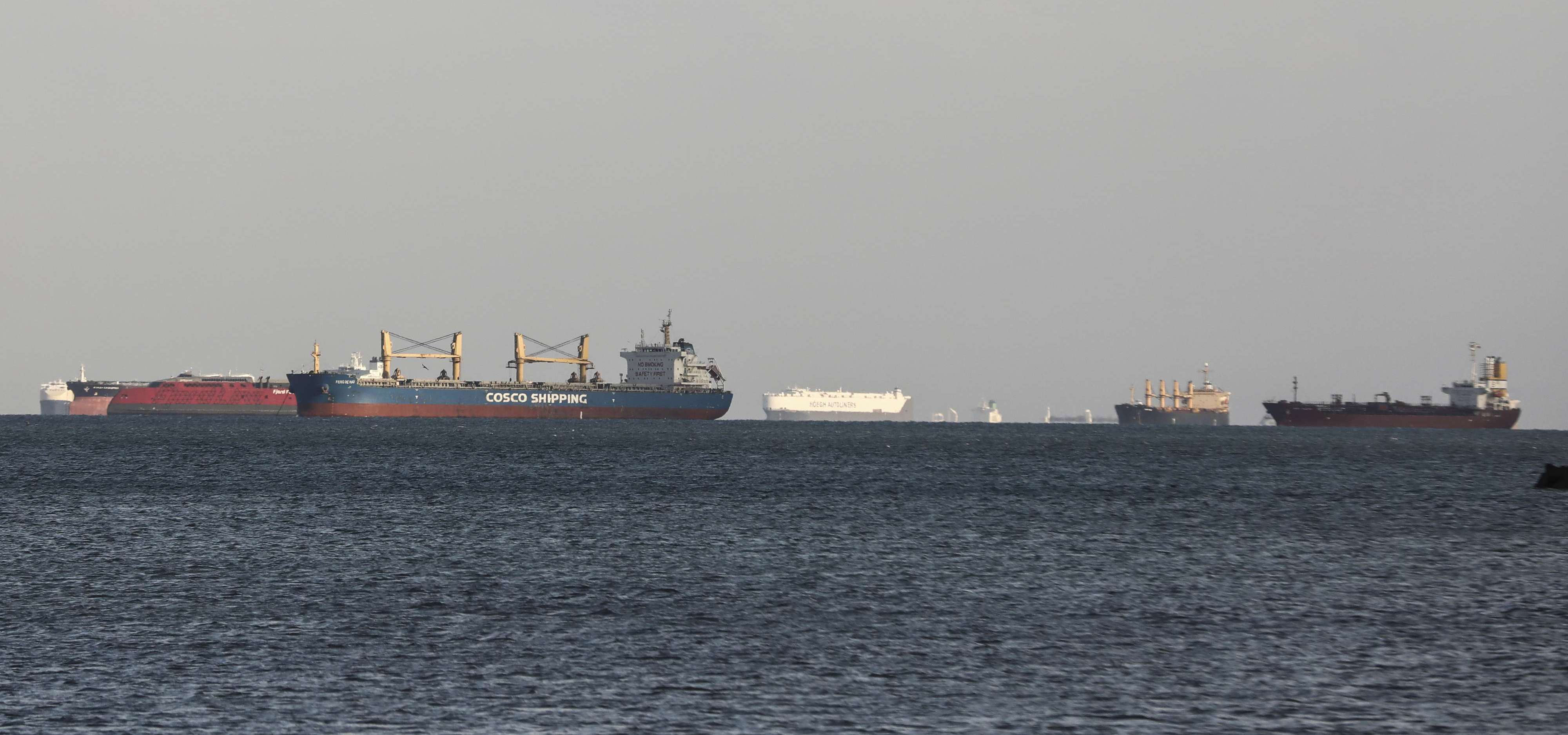 عشرات السفن التجارية وناقلات الغاز عالقة في قناة السويس في انتظار تعويم سفينة الجانحة في القناة
