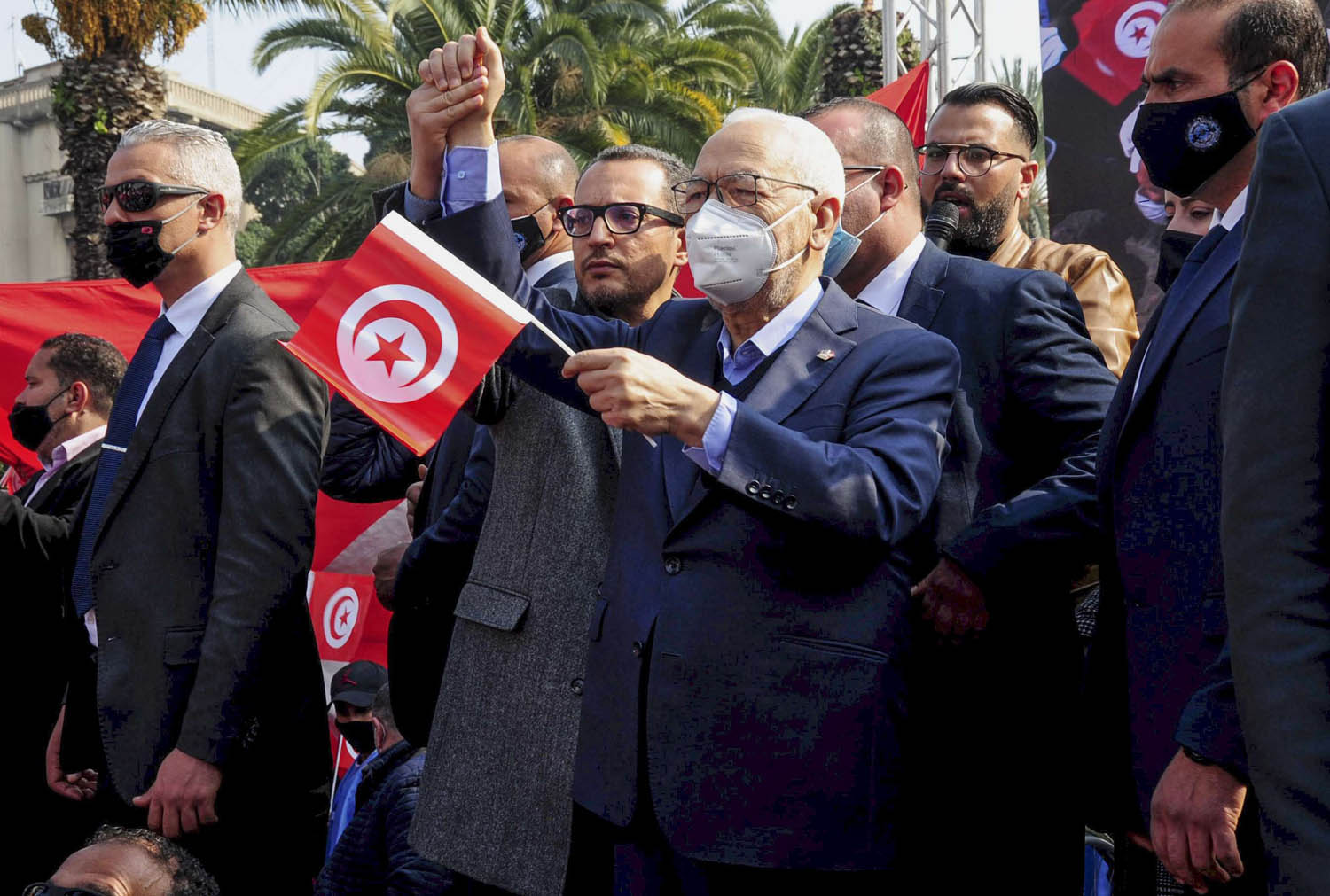 راشد الغنوشي يشارك في تظاهرة وسط تونس
