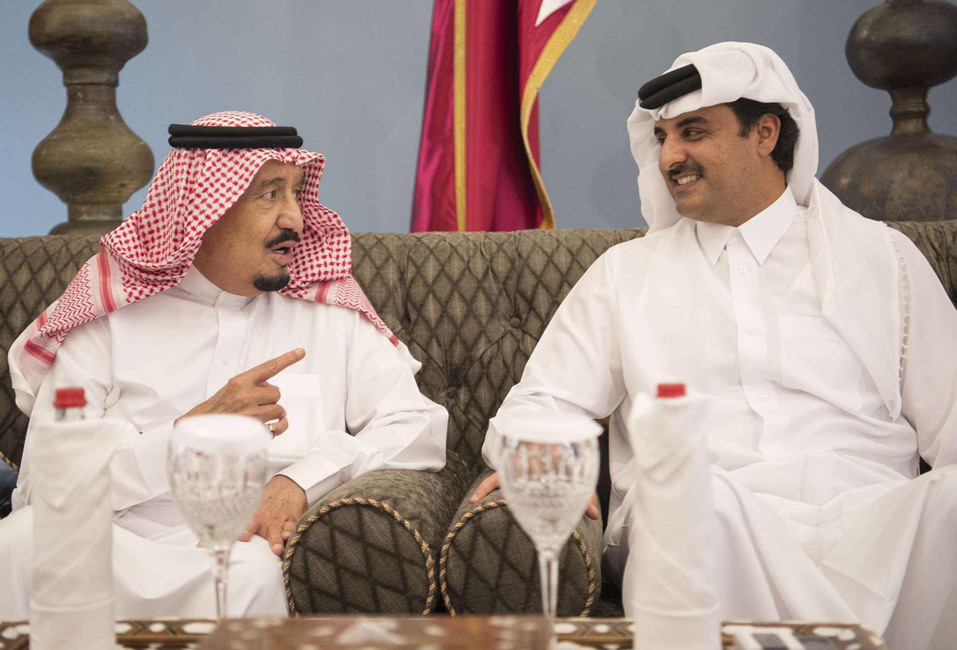 أمير قطر الشيخ تميم بن حمد آل ثاني و العاهل السعودي الملك سلمان بن عبدالعزيز آل سعود