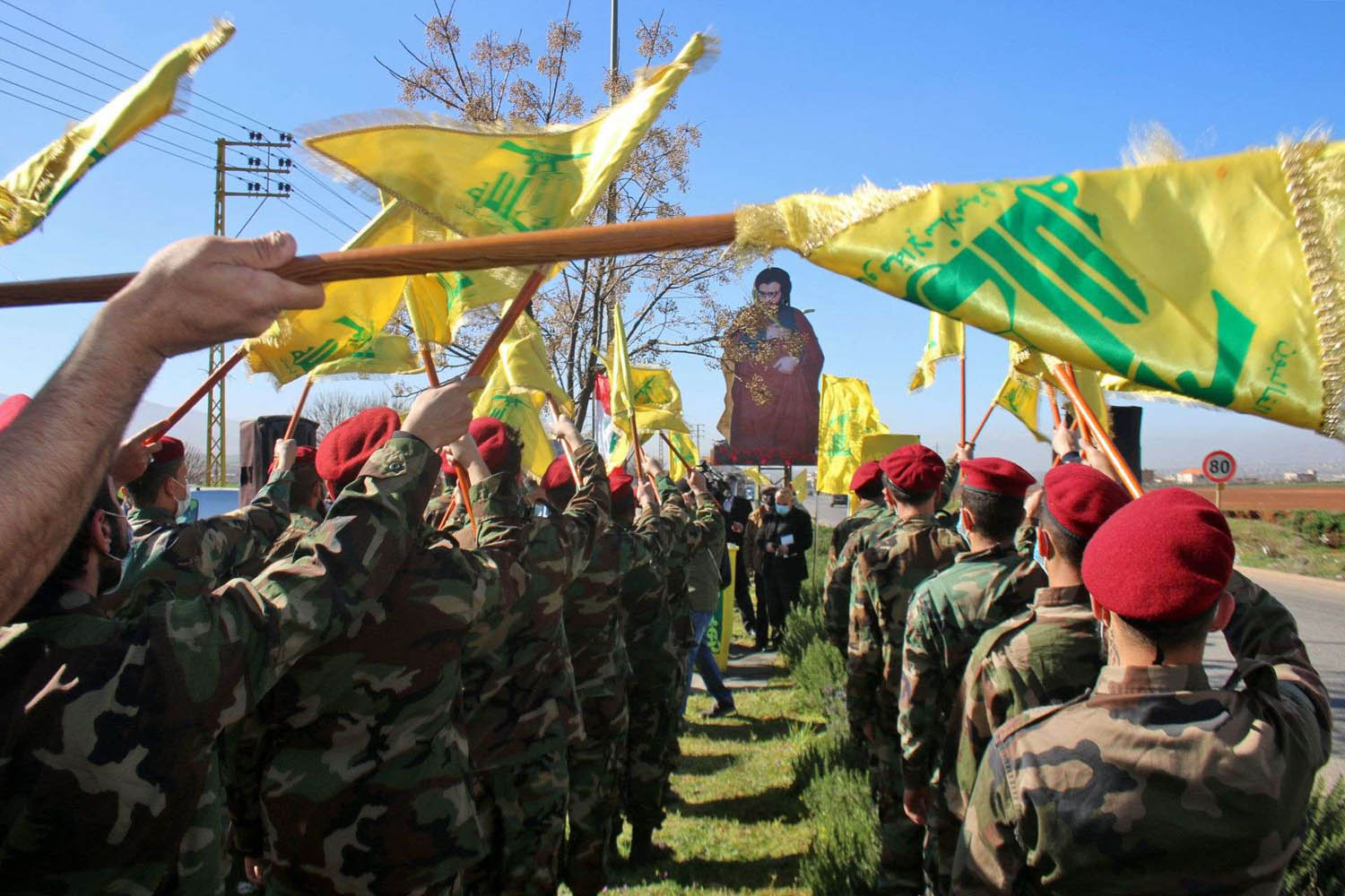 عناصر من حزب الله في استعراض عسكري في جنوب لبنان