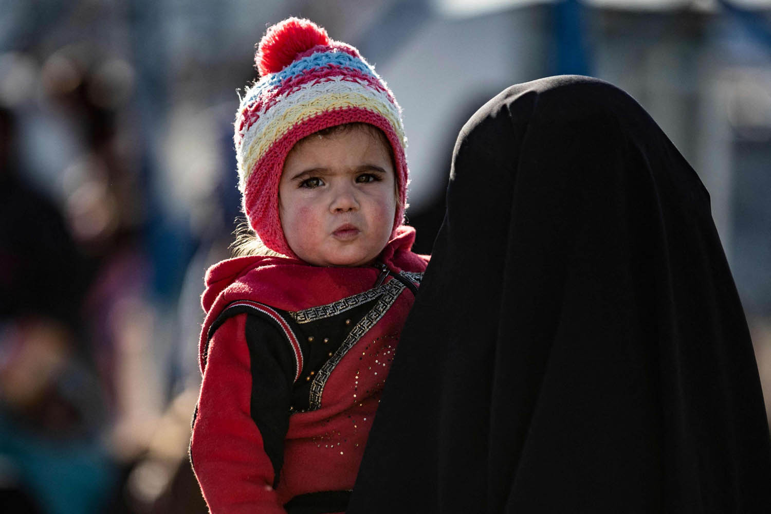 سورية من داعش مع طفلها في مخيم الهول