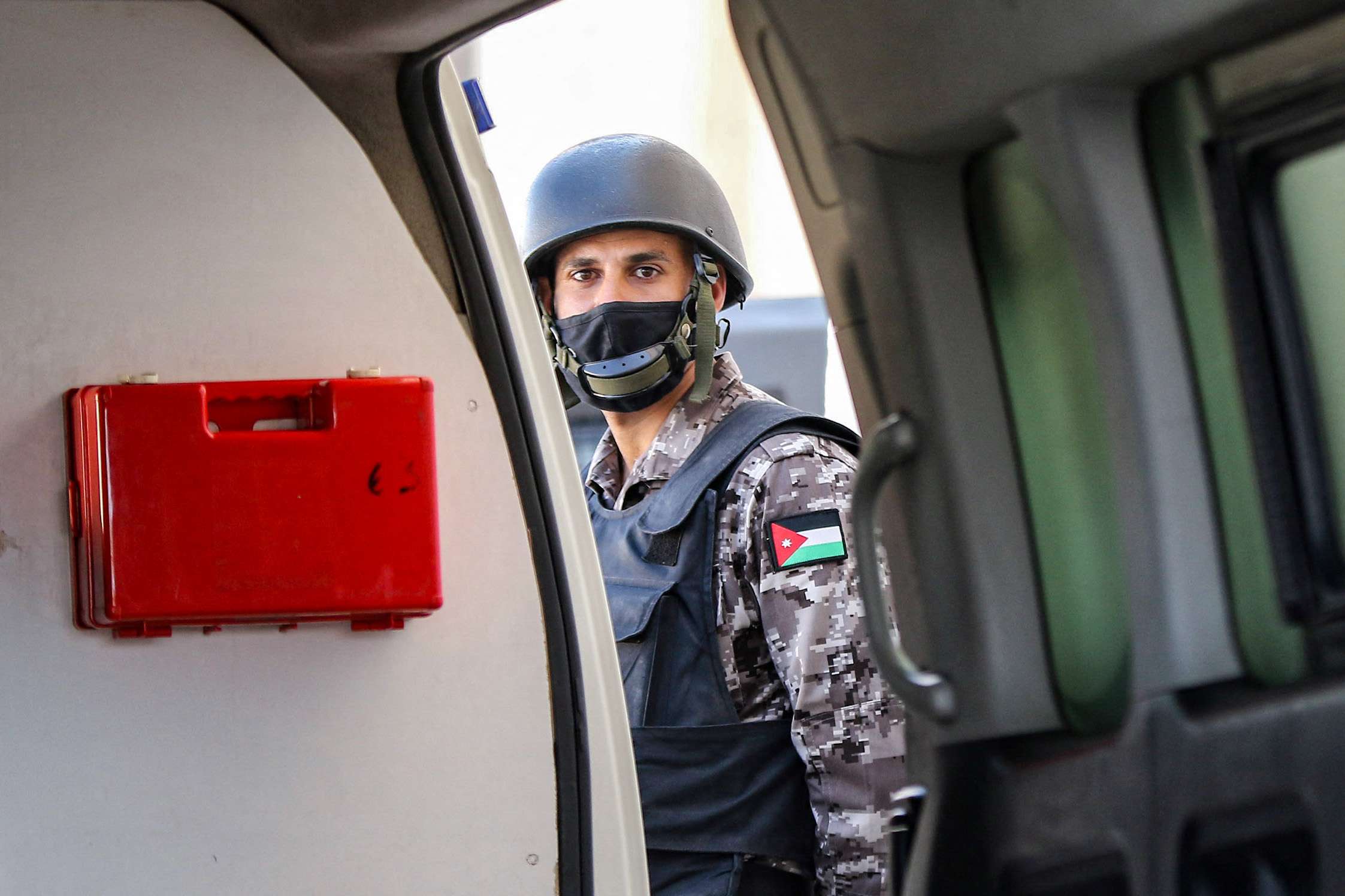 الاحتجاجات تطالب بفك القبضة الأمنية الاستثنائية للتعامل مع أزمة صحية