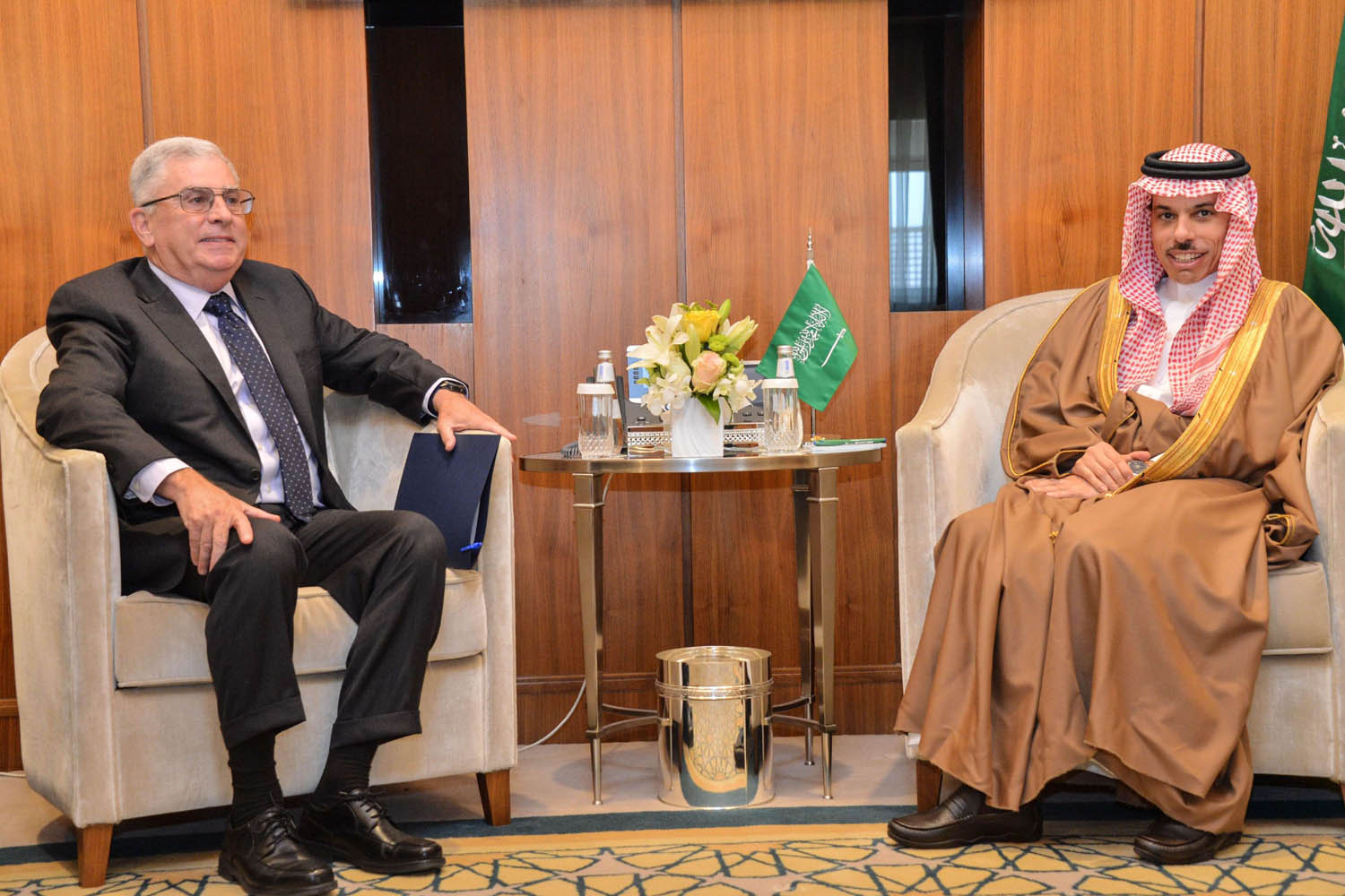 وزير الخارجية السعودي الأمير فيصل بن فرحان يستقبل المبعوث الأميركي تيموثي ليندركينغ