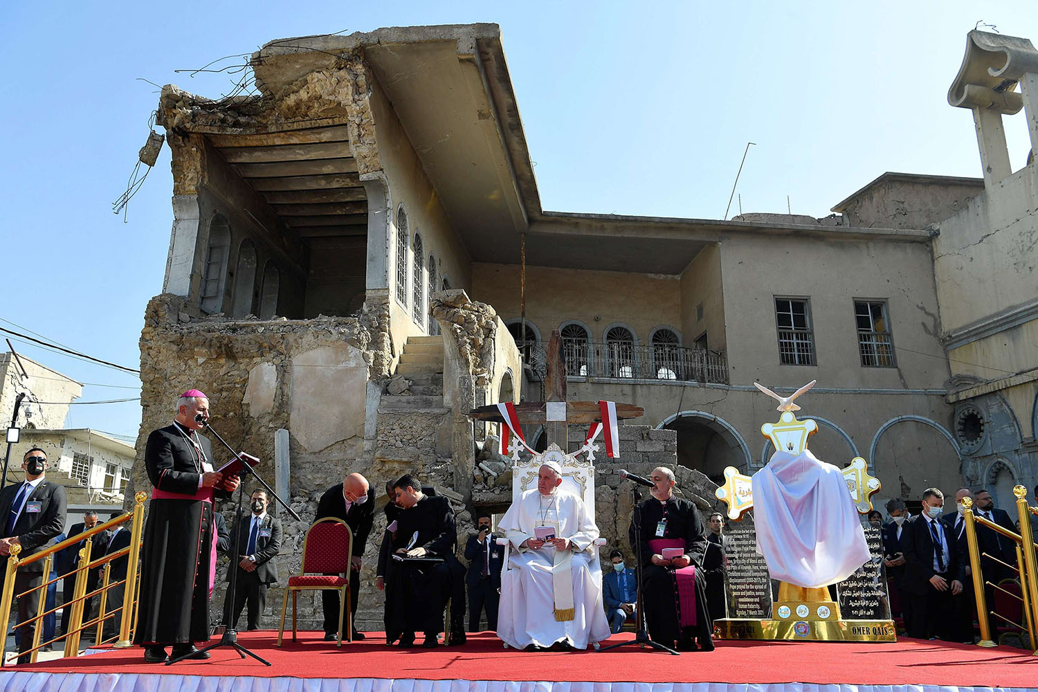 صلاة في ما تبقّى من كنيسة الطاهرة المدمرة في الموصل
