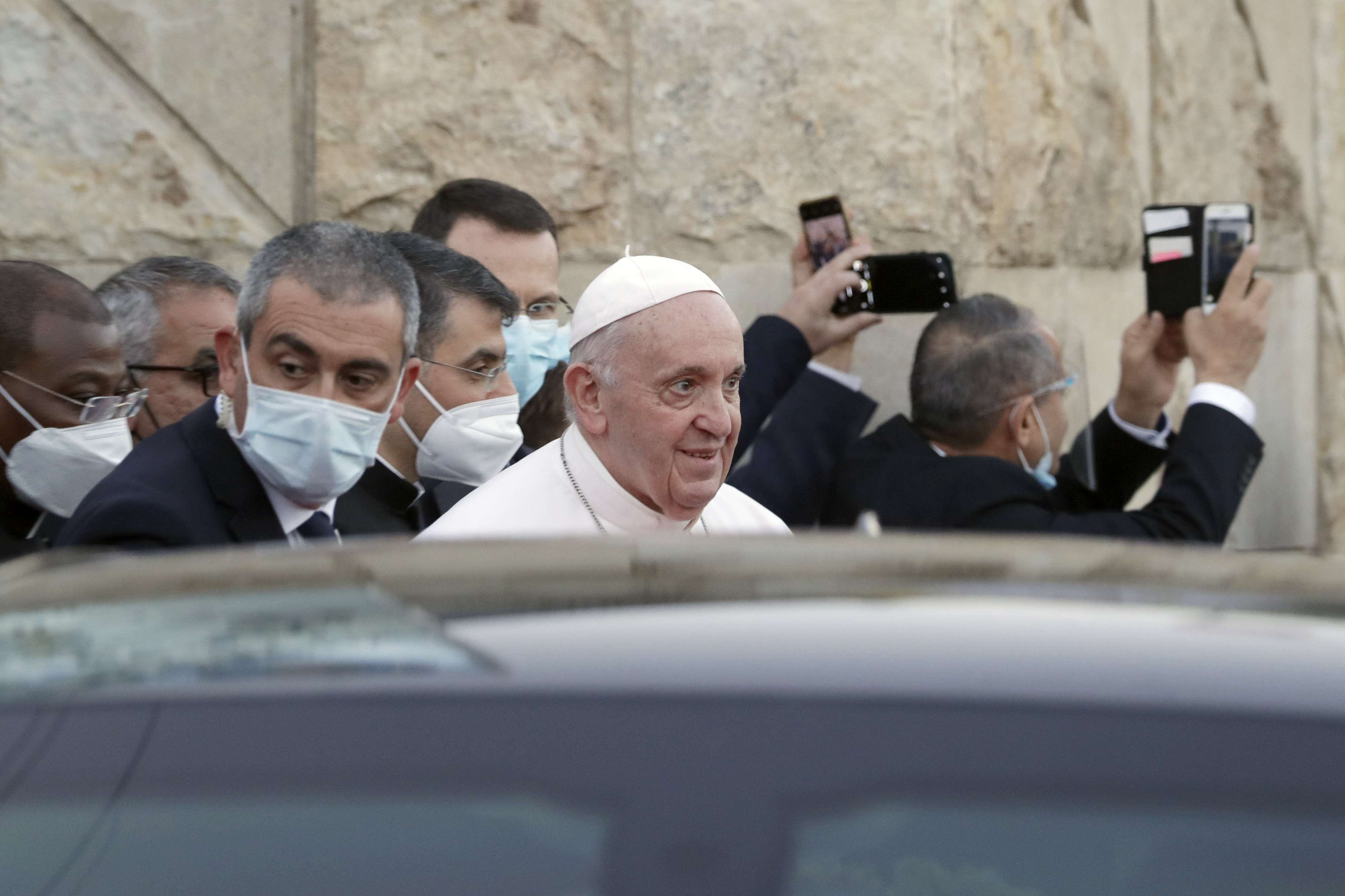 البابا يستقل سيارة من طراز 'بي.إم.دبليو' مضادة للرصاص في خروج على المألوف في زياراته الخارجية