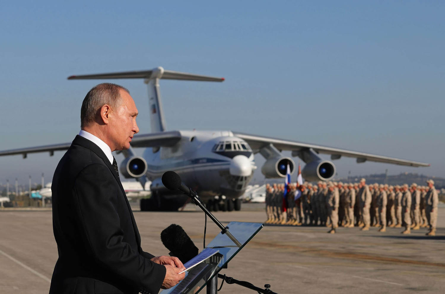 الرئيس الروسي فلاديمير بوتين يتحدث إلى جنود روس في قاعدة حميميم في سوريا