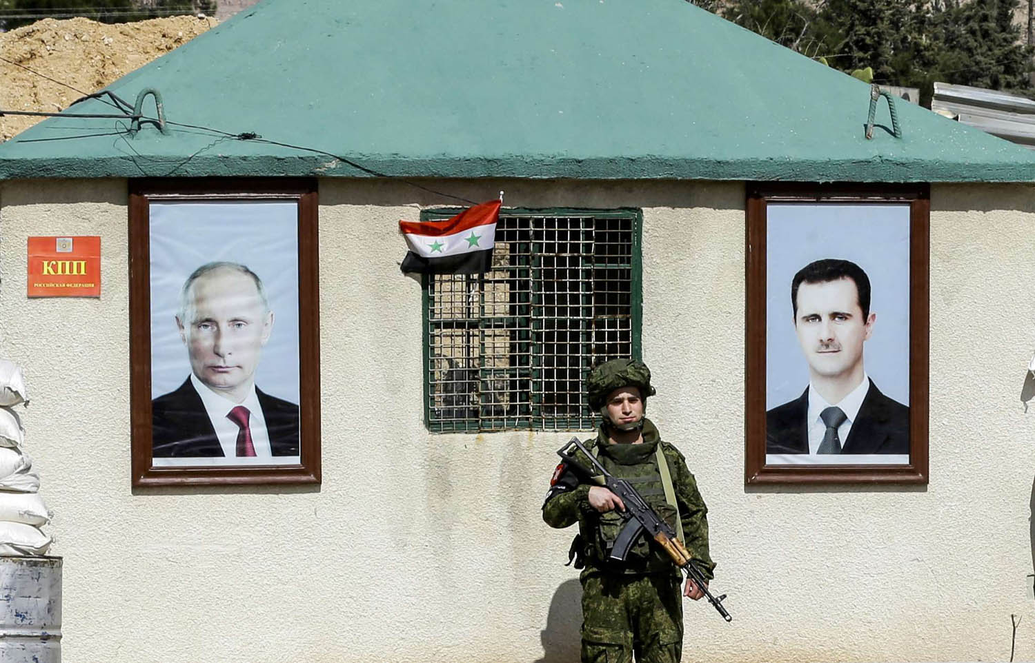 جندي روسي في نقطة مراقبة شمال سوريا