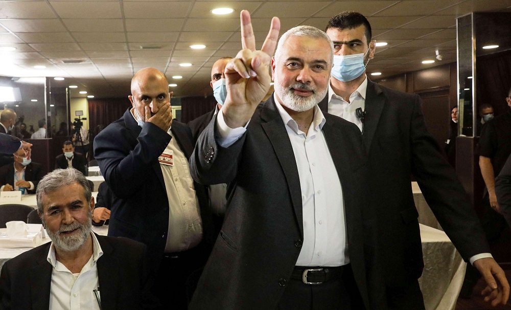 رئيس المكتب السياسي لحركة حماس إسماعيل هنية يلوح براية النصر