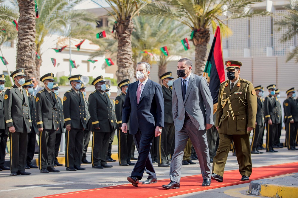 رئيس الوزراء الليبي عبدالحميد الدبيبة (يمين) يستقبل نظيره الإيطالي ماريو دراغي 