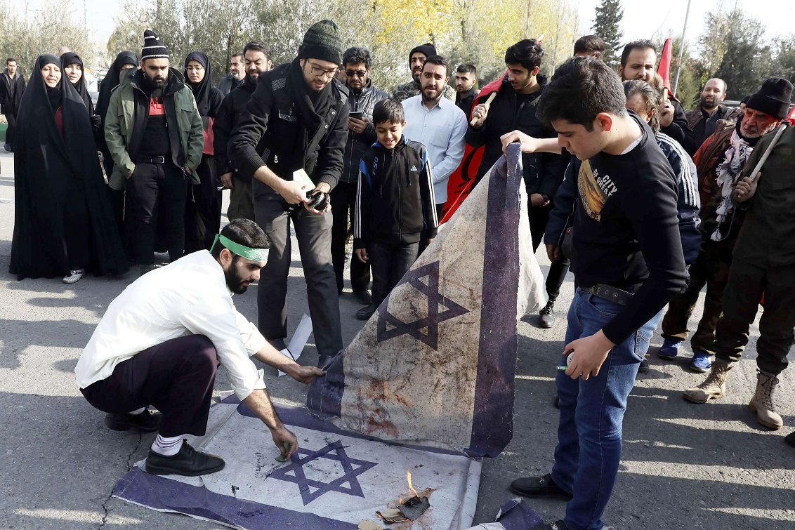 إيرانيون يحرقون علم إسرائيل