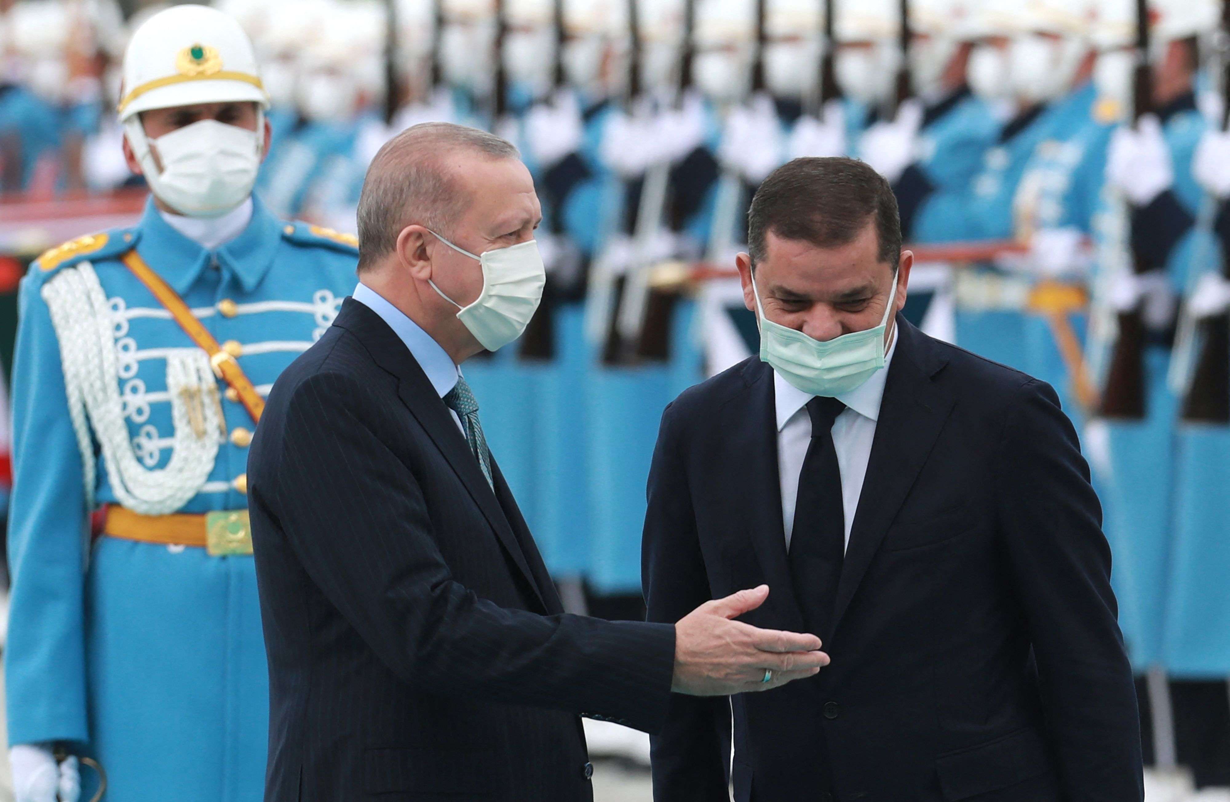 أردوغان (يمين) يستقبل رئيس الوزراء الليبي عبدالحميد الدبيبة في أنقرة