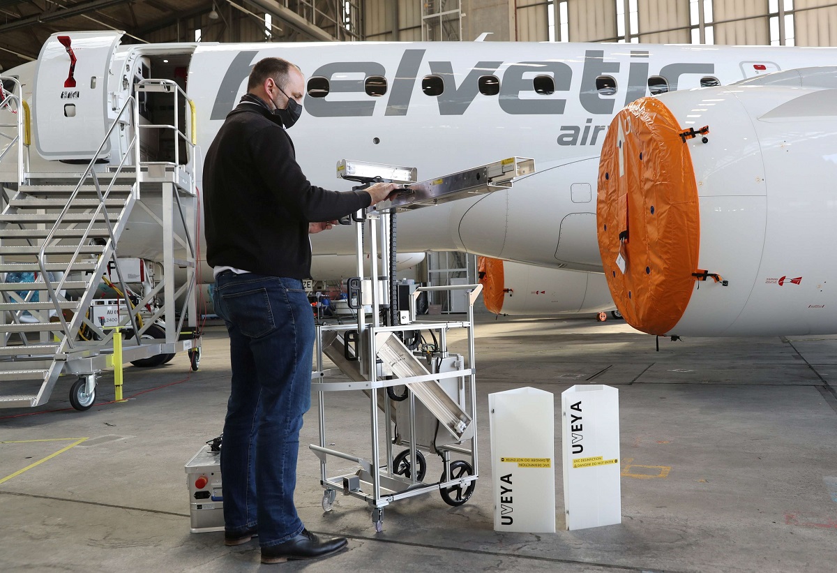 موظف في شركة يو فيا السويسرية يحضّر الروبوت للدخول إلى الطائرة