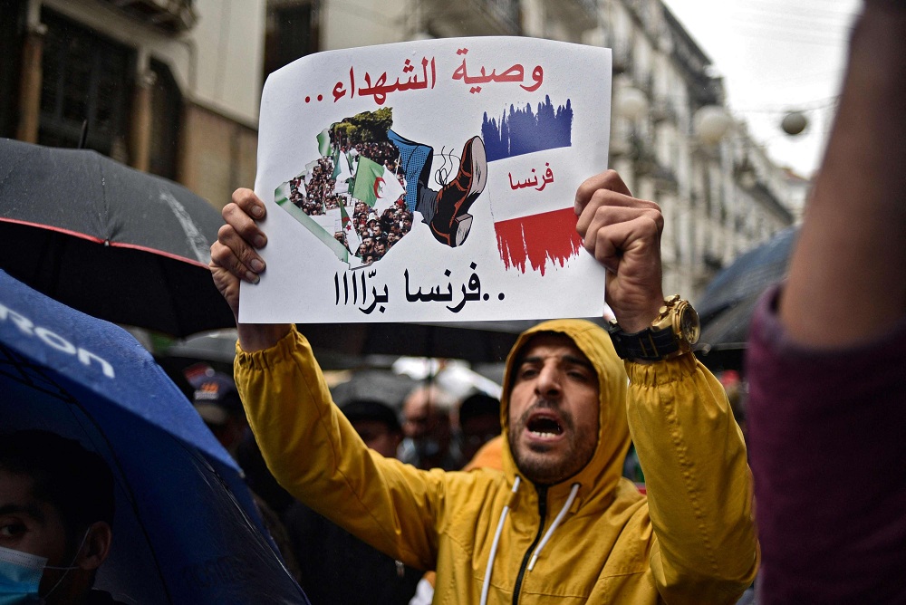 فرنسا تواجه موجة عداء غير مسبوقة في الشارع الجزائري