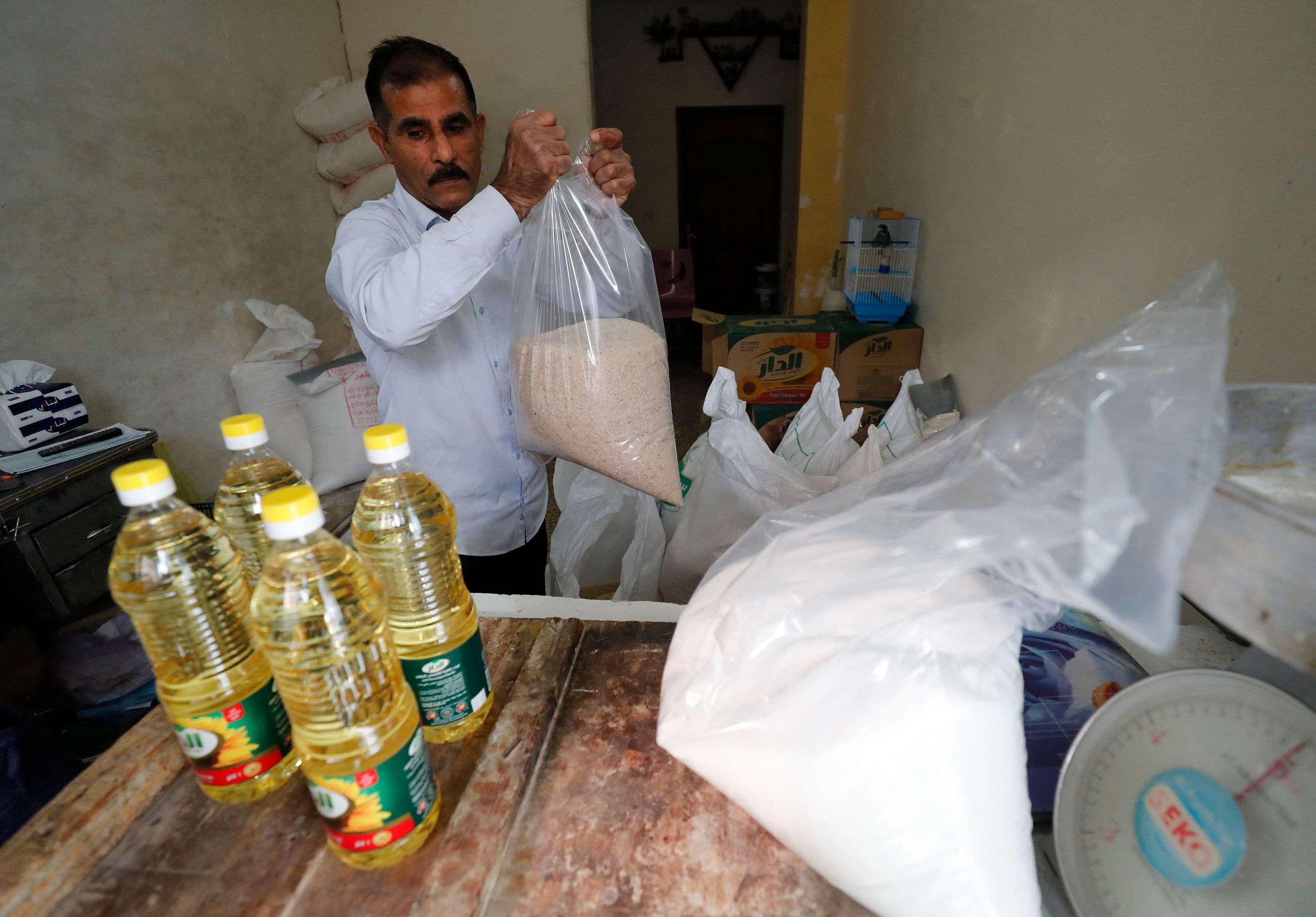 فقراء العراق يعتمدون على بطاقة تموينية لتأمين الغذاء