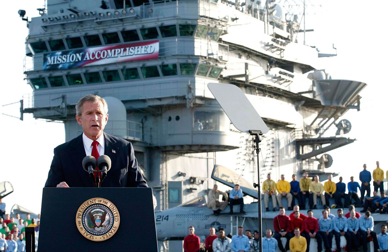 الرئيس الأميركي السابق جورج بوش على حاملة طائرات يحتفل بالنصر في العراق بالإعلان "المهمة تمت" (2003)