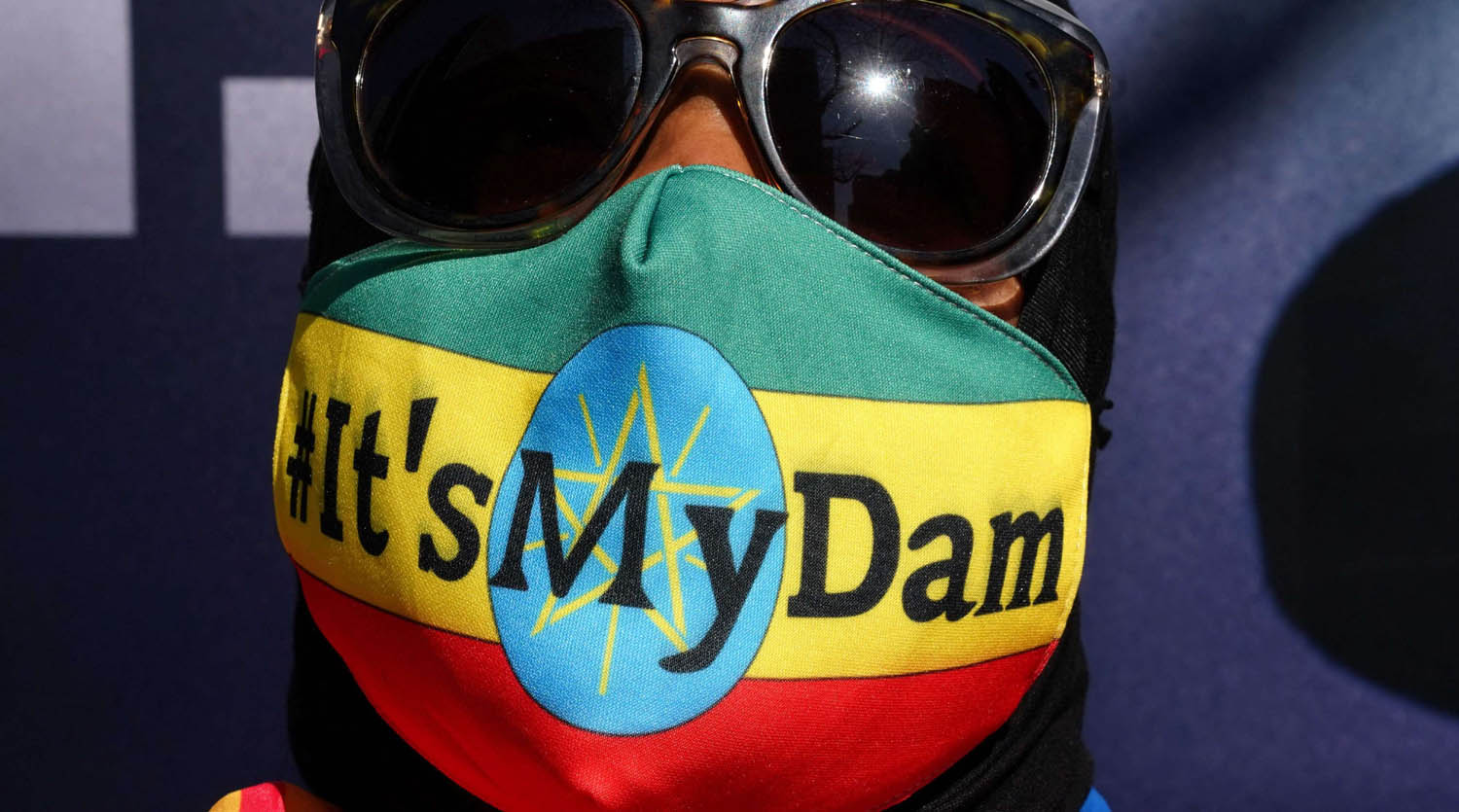 متظاهر اثيوبي في نيويورك يضع شعار "السد لي" تأييدا لموقف حكومته من قضية سد النهضة