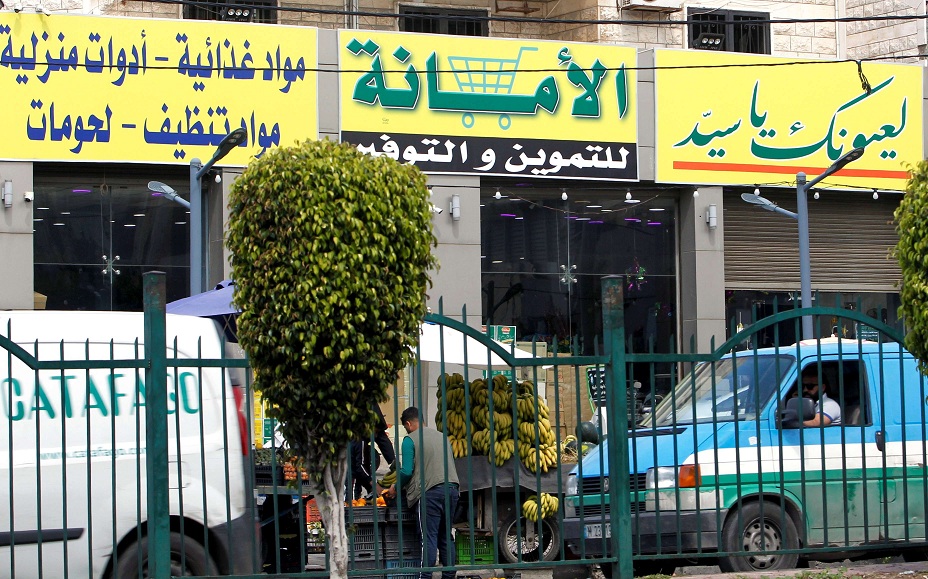 حزب الله أعد مستودعات ومحلات تجارية وبدأ في تخزين البضائع القادمة من الحاضنة الايرانية