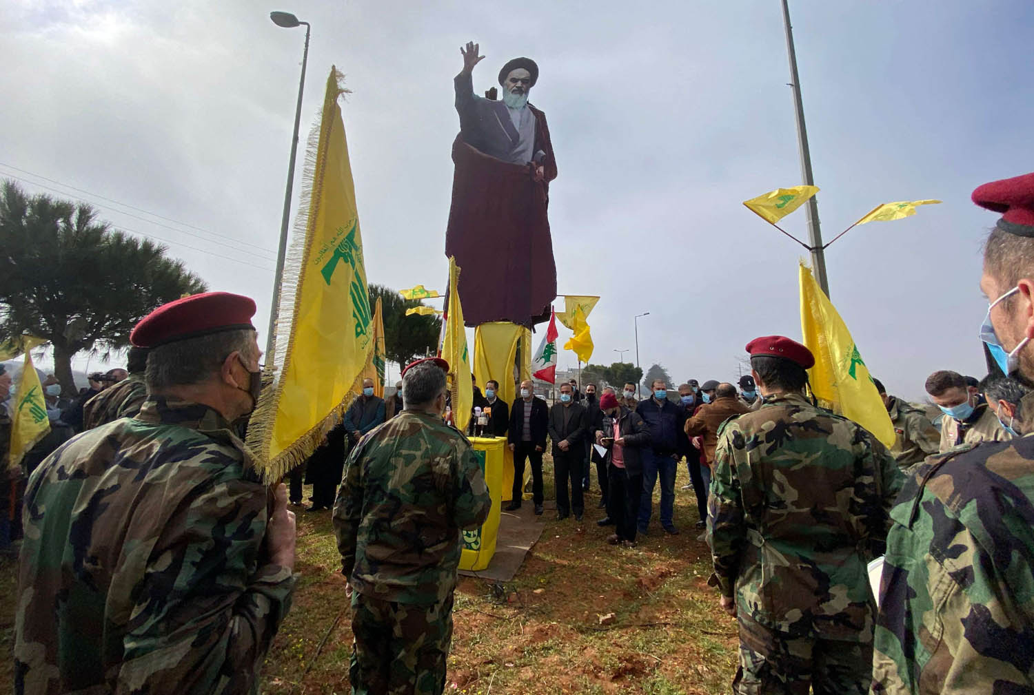 مقاتلون من حزب الله يحتفلون بذكرى الخميني في جنوب لبنان