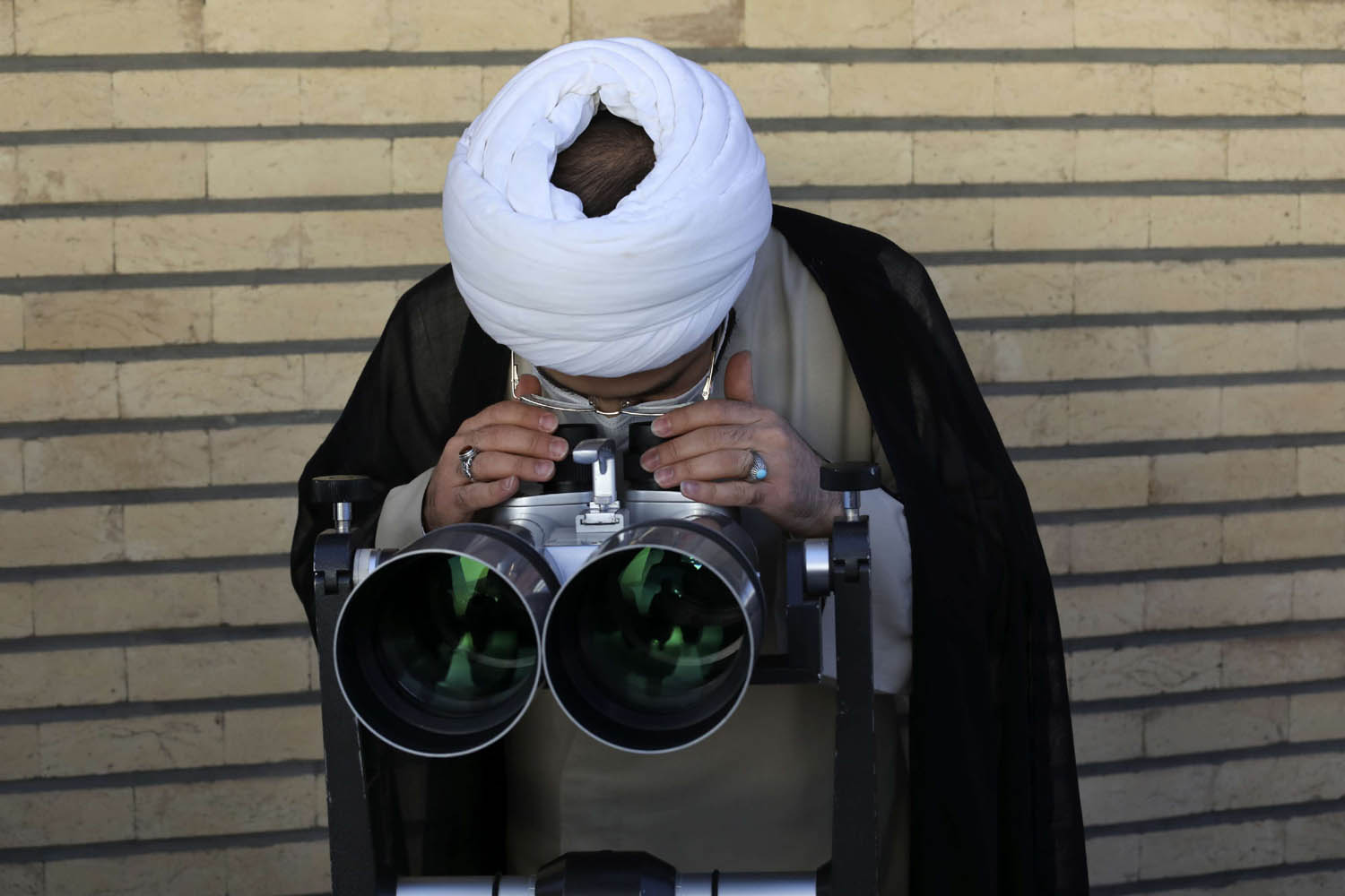 رجل دين إيراني يتحرى الهلال
