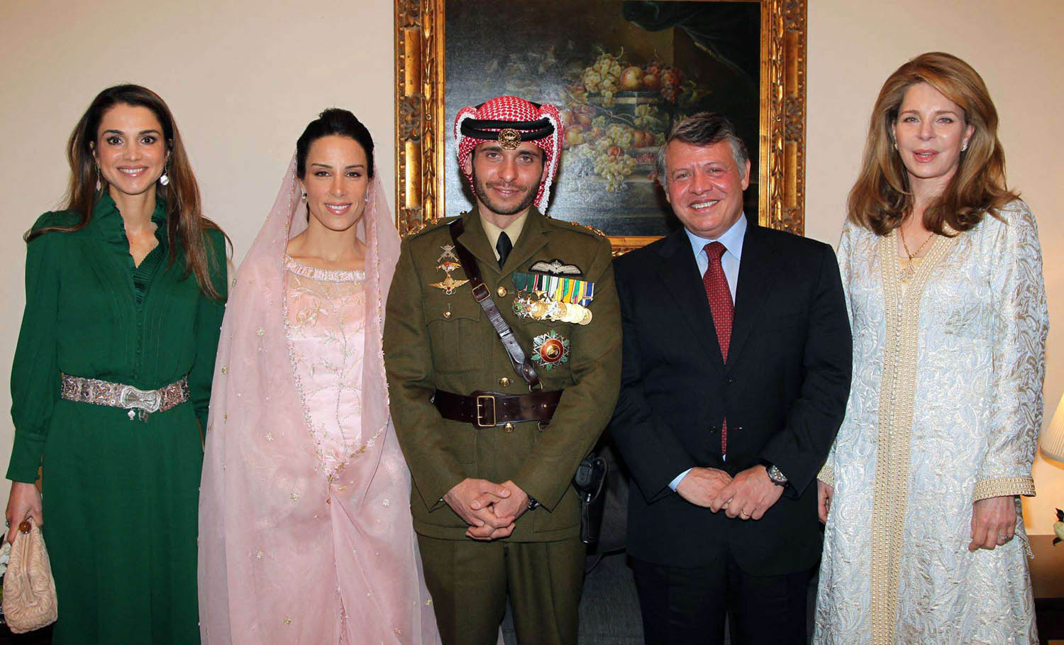 العاهل الأردني الملك عبدالله بجوار أخيه الأمير حمزة بحضور الملكتين نور ورانيا والعروس الأميرة بسمة (2012)
