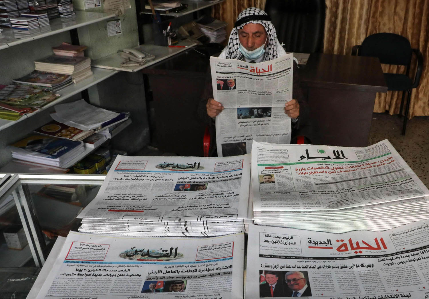 فلسطيني في الخليل يبيع الصحف
