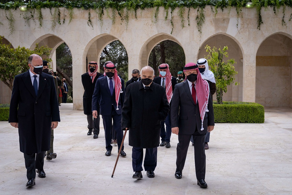 العاهل الأردني الملك عبدالله الثاني برفقة عمه الأمير الحسن بن طلال ومن خلفهما الأمير حمزة 