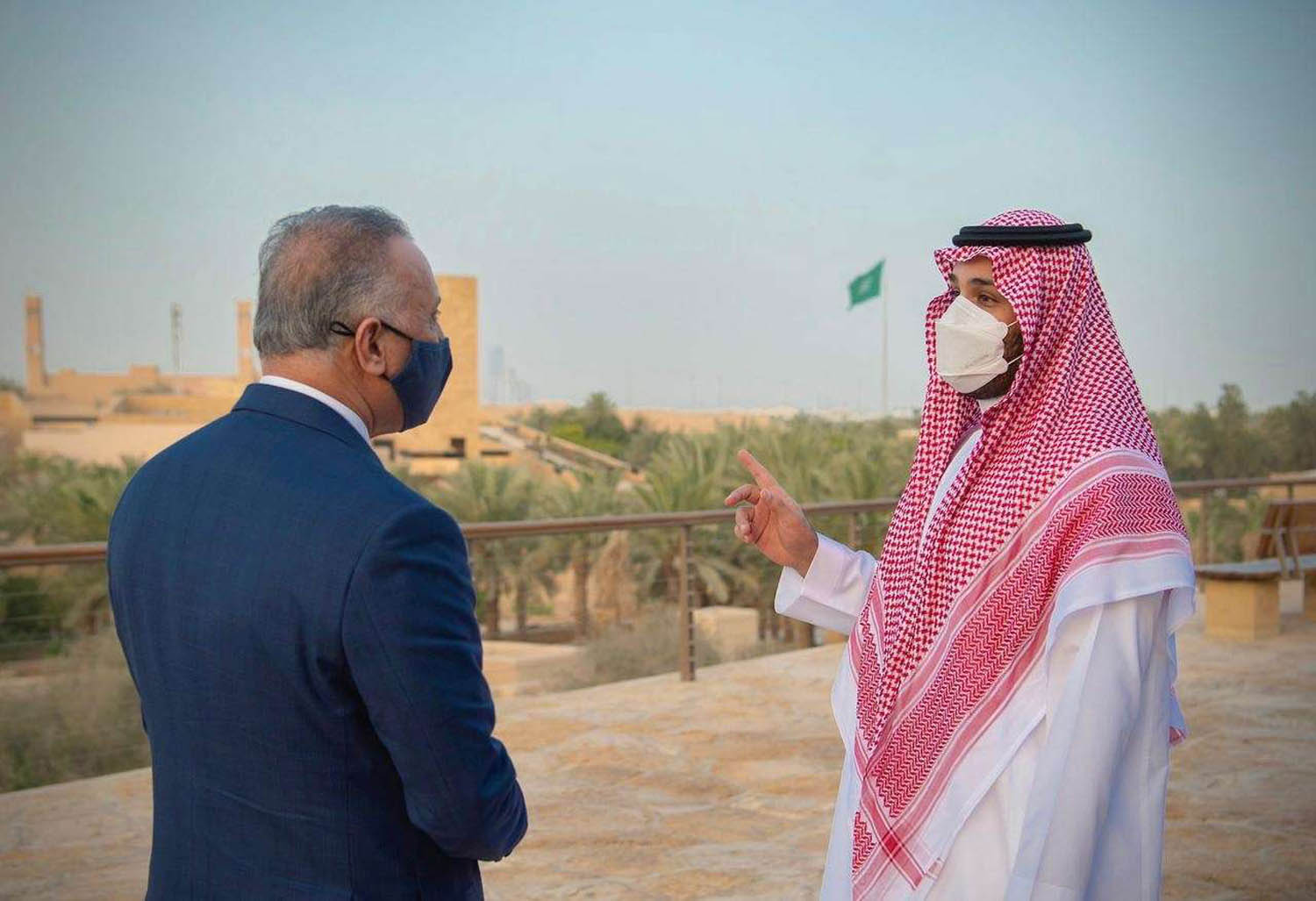 ولي العهد السعودي الأمير محمد بن سلمان مع رئيس الوزراء العراقي مصطفى الكاظمي في الرياض