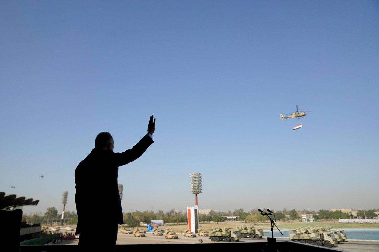 مصطفى الكاظمي في استعراض عسكري ببغداد
