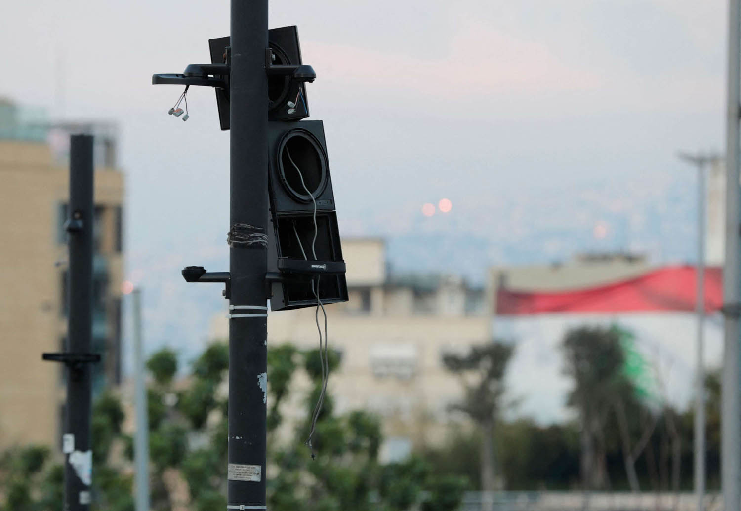إشارة ضوئية مكسورة ومهملة في بيروت