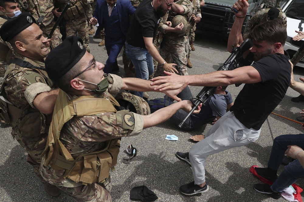 مشادات عنيفة بين عناصر من الجيش اللبناني وأنصار قاضية معزولة