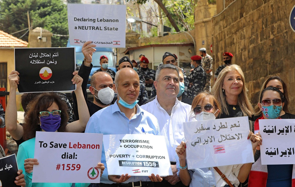 شق واسع من اللبنانيين يشكو من هيمنة حزب الله والوصاية الإيرانية