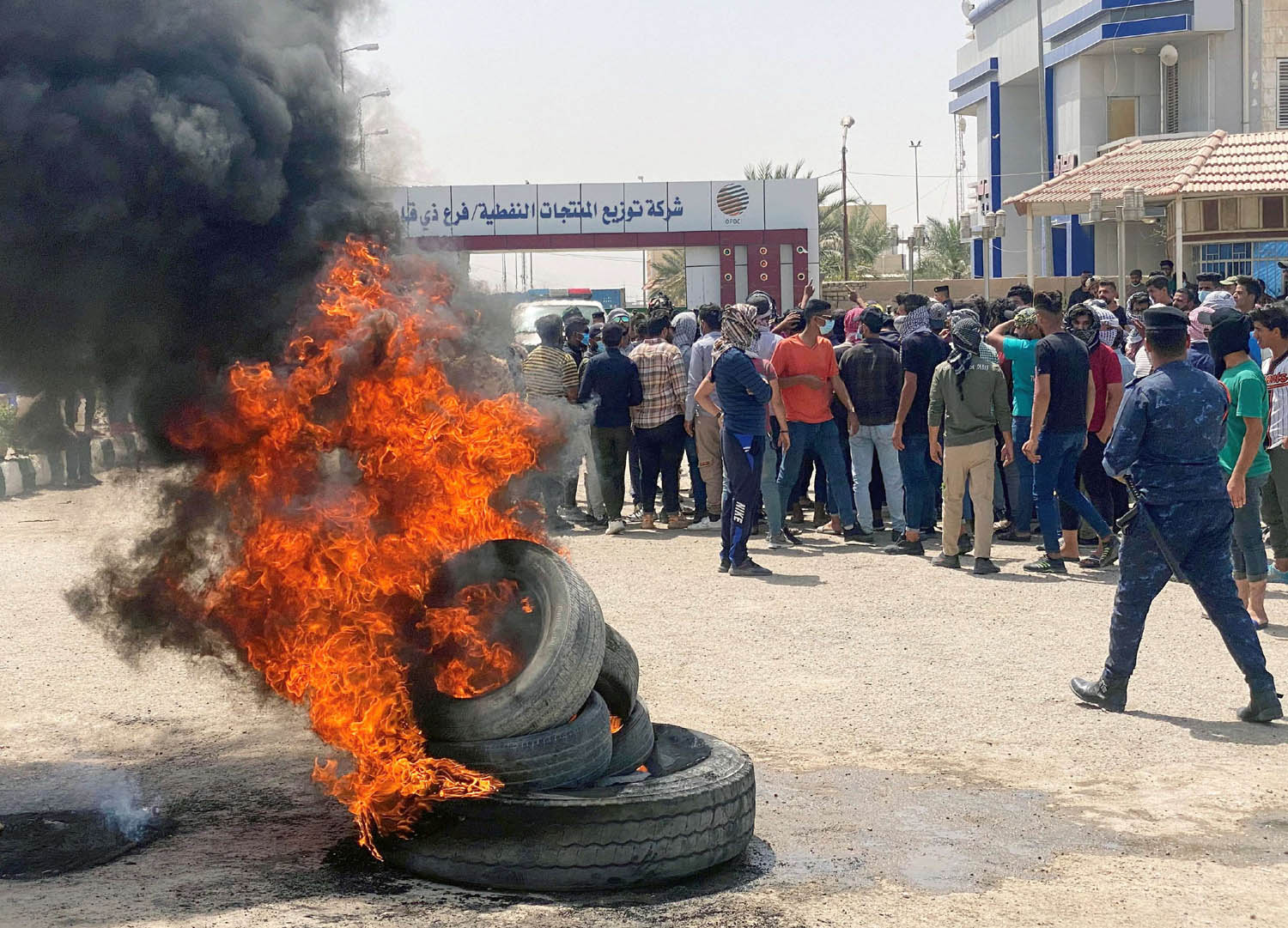 محتجون عراقيون يغلقون مدخل شركة النفط في الناصرية