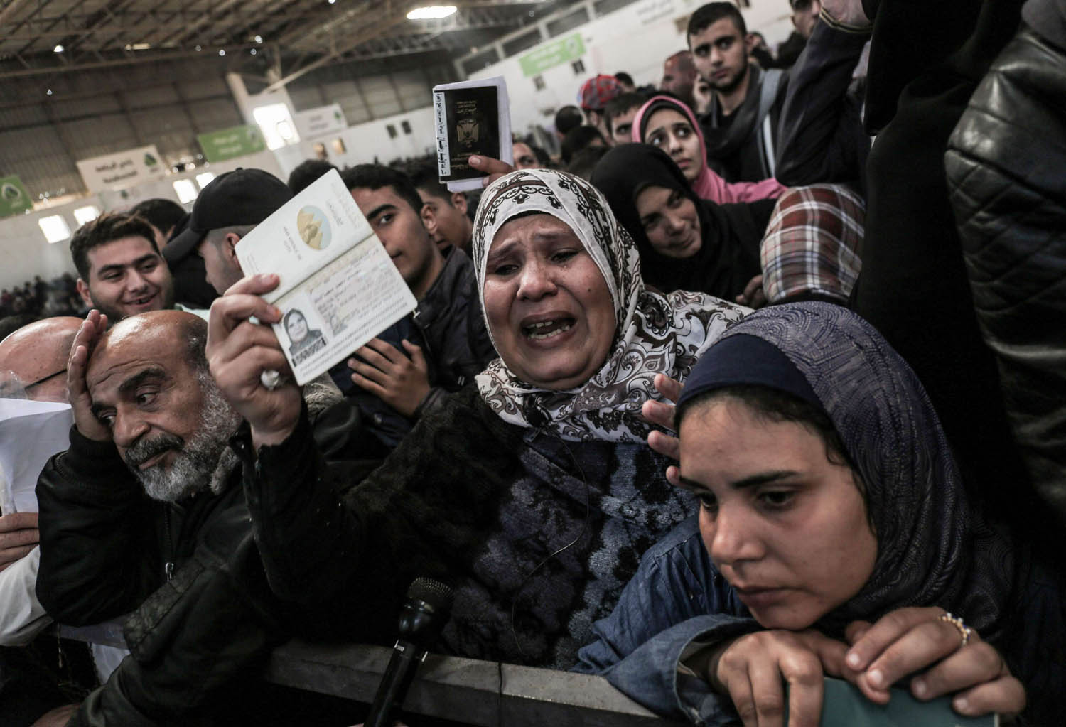 فلسطينيون يتجمعون عند معبر رفح مع مصر