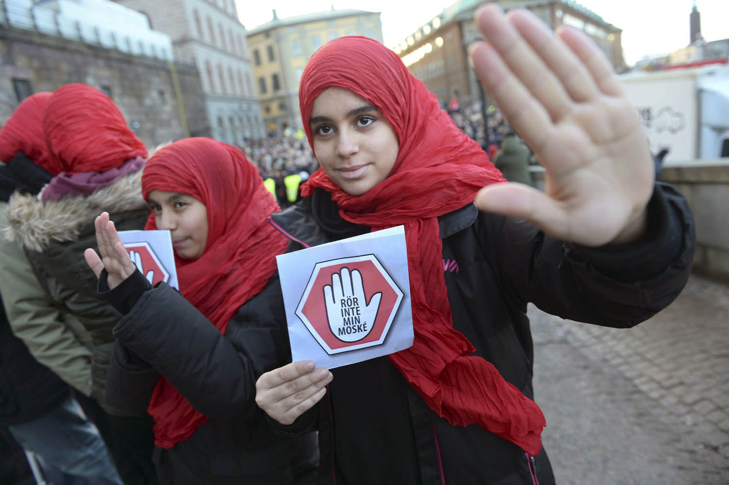 فتيات مسلمات يتظاهرن ضد الاسلاموفوبيا أمام البرلمان السويدي في ستوكهولم