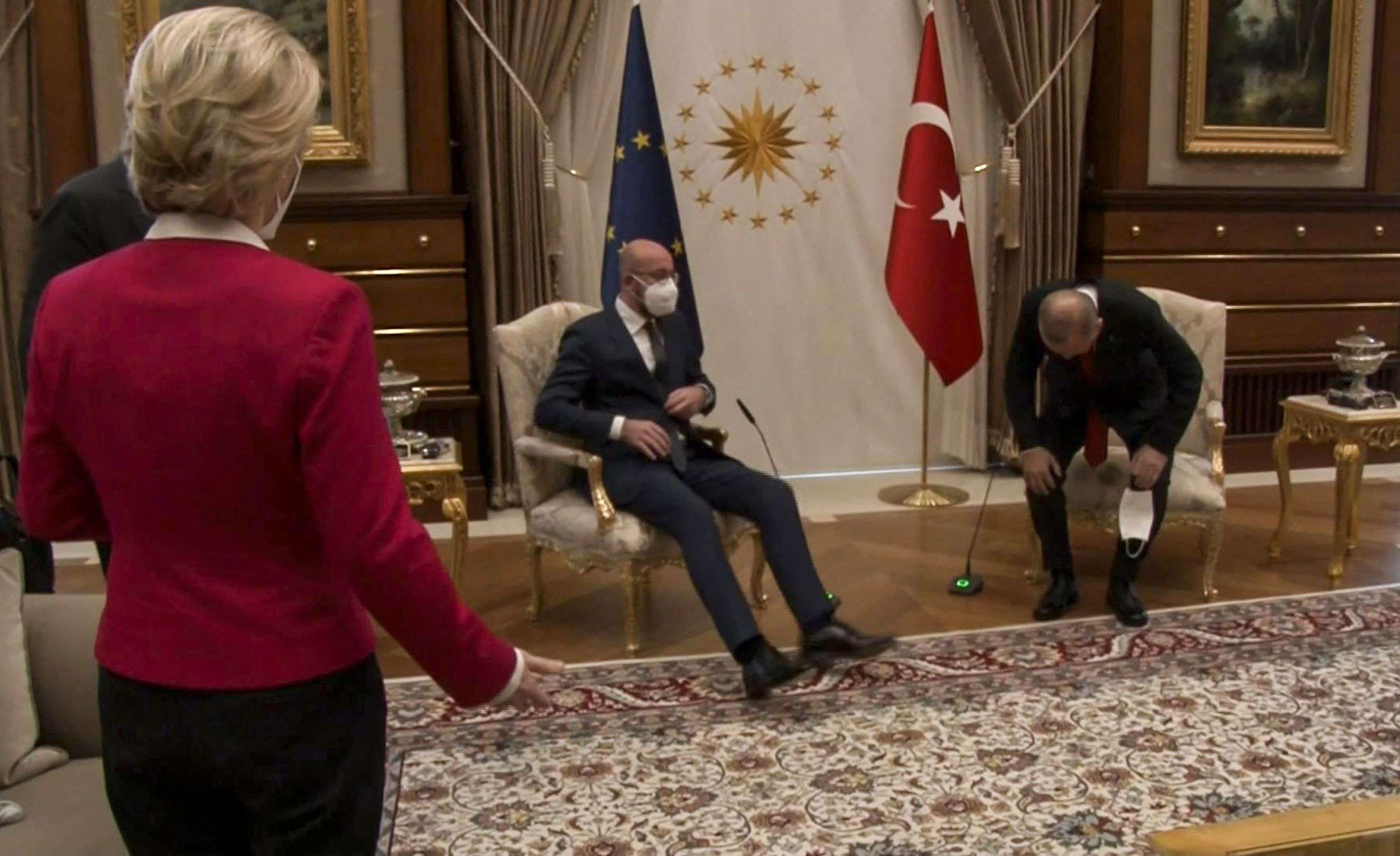 الرئاسة التركية خصصت مقعدين فقط وسط القاعة لأردوغان وشارل ميشال وتركت فون دير لايين في حيرة في زيارة ولقاء رسمي